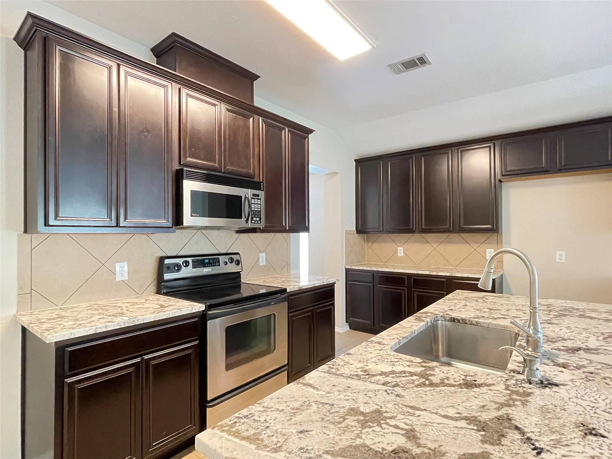 Single Family Residence For Rent in Denton County , 5921 Snow Creek Drive, The Colony, Texas 75056, 3 Bedroom, 3 Bathroom, 2 Garage spaces, 2,064 Sqft, built in 2009, mls#21389854, Real Estate Agent in The Colony, Homes For Rent in Denton county, Homes For Rent in The Colony, Realtor in The Colony Texas, Real Estate Brokerage Independent Realty Texas, Luminita Cordes Realtor