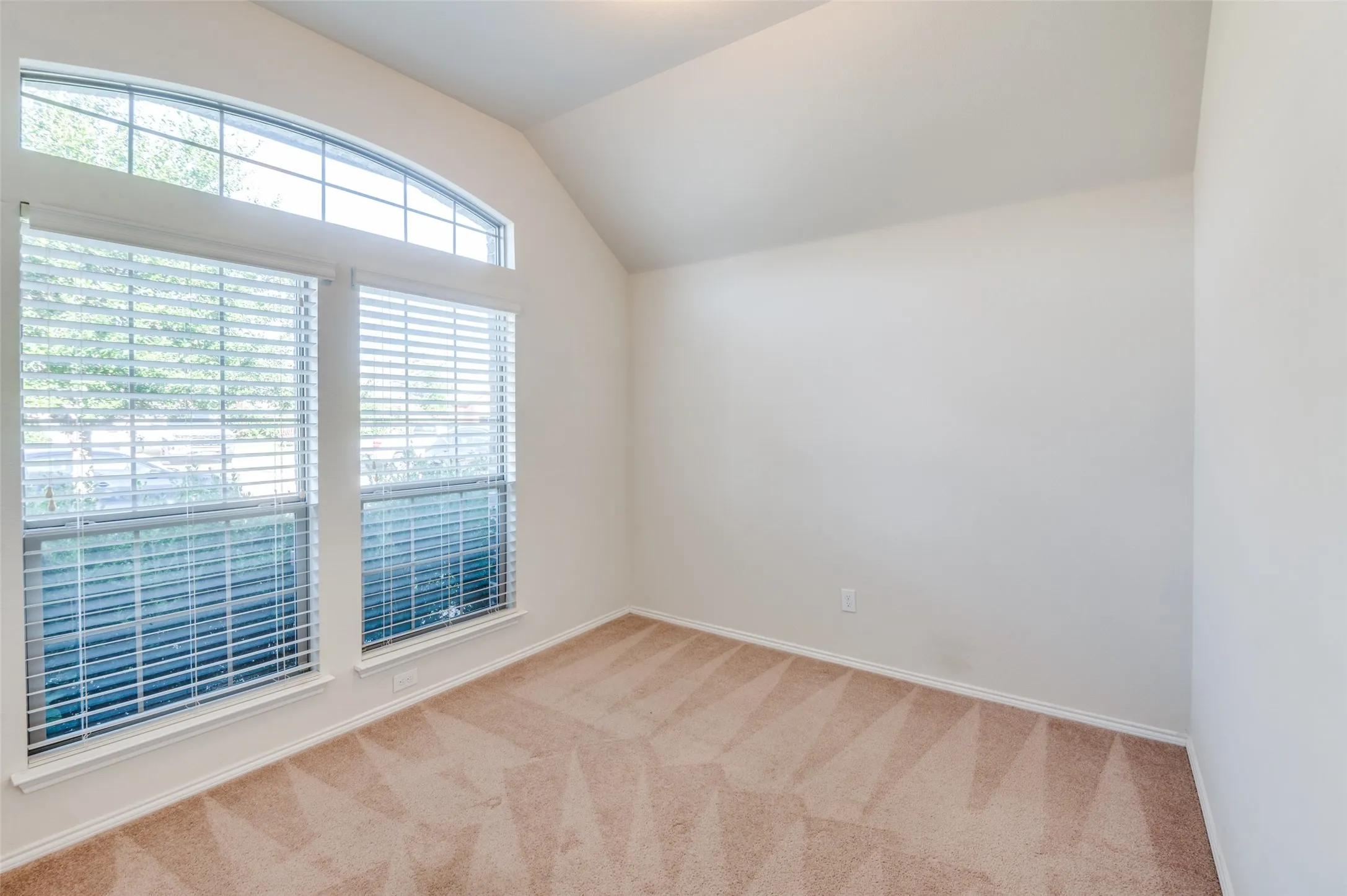 Single Family Residence For Rent in Ellis County , 347 Creekside Way, Waxahachie, Texas 75165, 4 Bedroom, 2 Bathroom, 2 Garage spaces, 1,943 Sqft, built in 2014, mls#21389284, Real Estate Agent in Waxahachie, Homes For Rent in Ellis county, Homes For Rent in Waxahachie, Realtor in Waxahachie Texas, Real Estate Brokerage Independent Realty Texas, Luminita Cordes Realtor