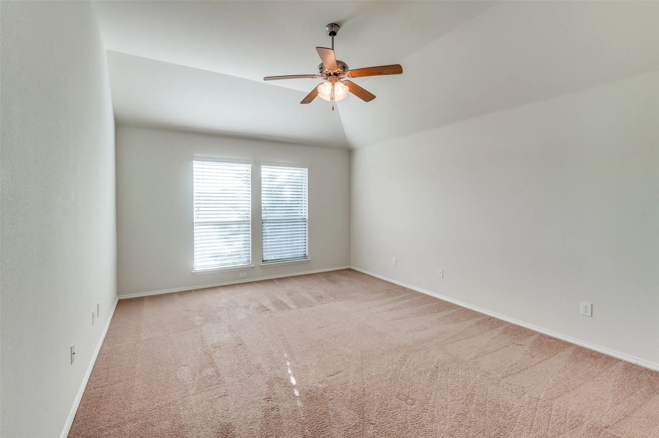 Single Family Residence For Rent in Ellis County , 347 Creekside Way, Waxahachie, Texas 75165, 4 Bedroom, 2 Bathroom, 2 Garage spaces, 1,943 Sqft, built in 2014, mls#21389284, Real Estate Agent in Waxahachie, Homes For Rent in Ellis county, Homes For Rent in Waxahachie, Realtor in Waxahachie Texas, Real Estate Brokerage Independent Realty Texas, Luminita Cordes Realtor