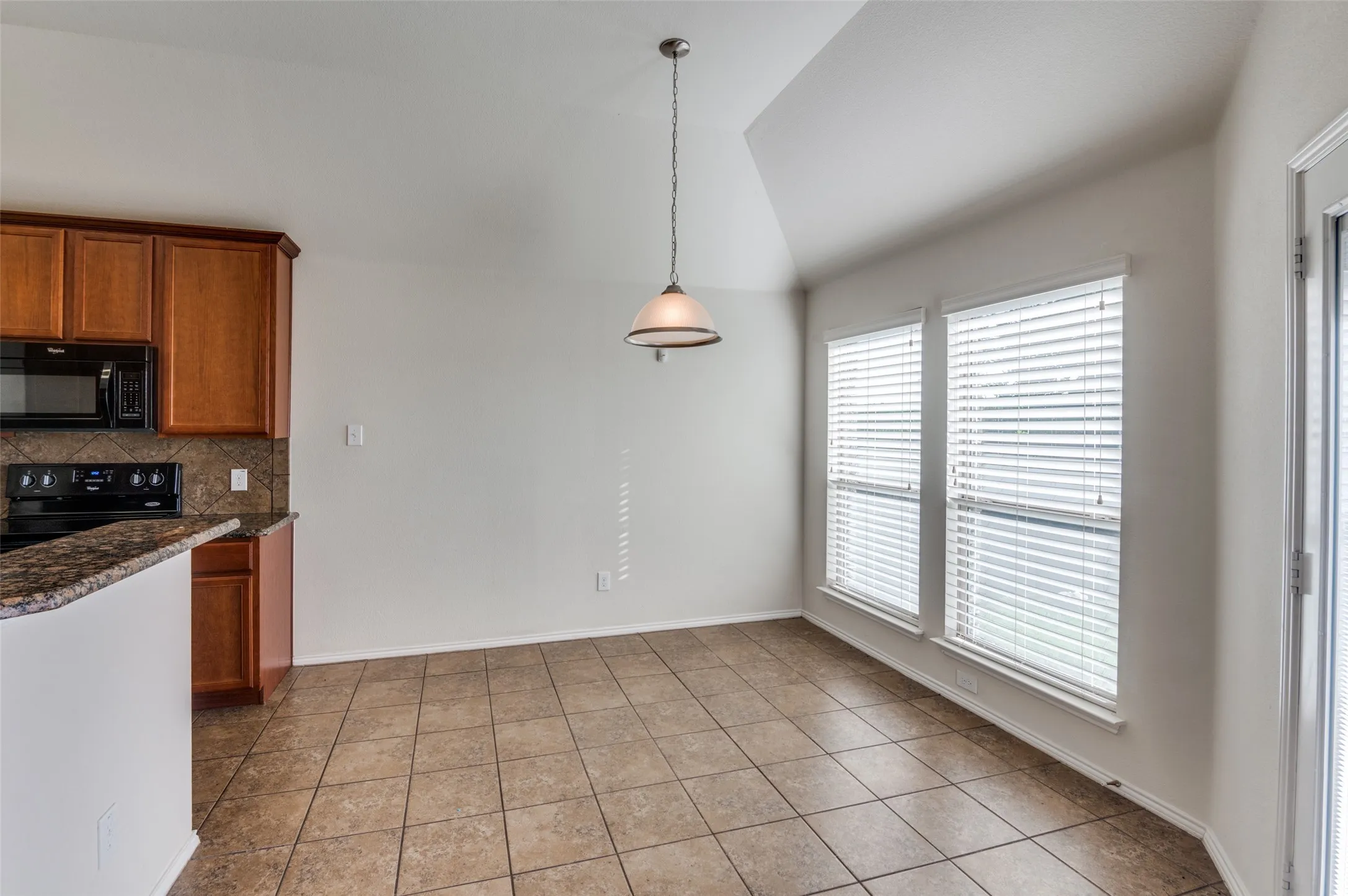 Single Family Residence For Rent in Ellis County , 347 Creekside Way, Waxahachie, Texas 75165, 4 Bedroom, 2 Bathroom, 2 Garage spaces, 1,943 Sqft, built in 2014, mls#21389284, Real Estate Agent in Waxahachie, Homes For Rent in Ellis county, Homes For Rent in Waxahachie, Realtor in Waxahachie Texas, Real Estate Brokerage Independent Realty Texas, Luminita Cordes Realtor