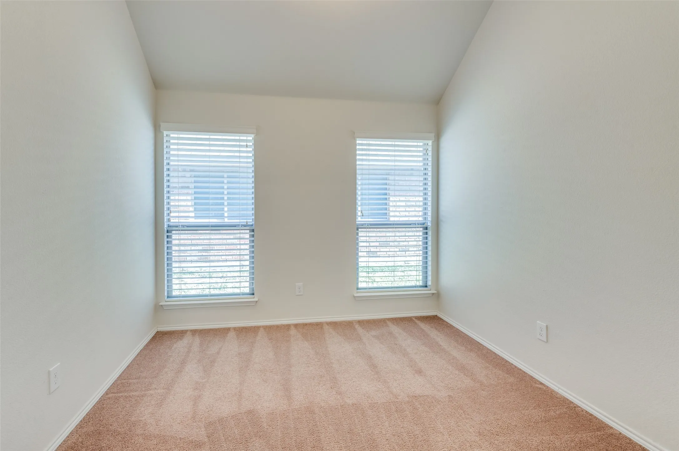 Single Family Residence For Rent in Ellis County , 347 Creekside Way, Waxahachie, Texas 75165, 4 Bedroom, 2 Bathroom, 2 Garage spaces, 1,943 Sqft, built in 2014, mls#21389284, Real Estate Agent in Waxahachie, Homes For Rent in Ellis county, Homes For Rent in Waxahachie, Realtor in Waxahachie Texas, Real Estate Brokerage Independent Realty Texas, Luminita Cordes Realtor