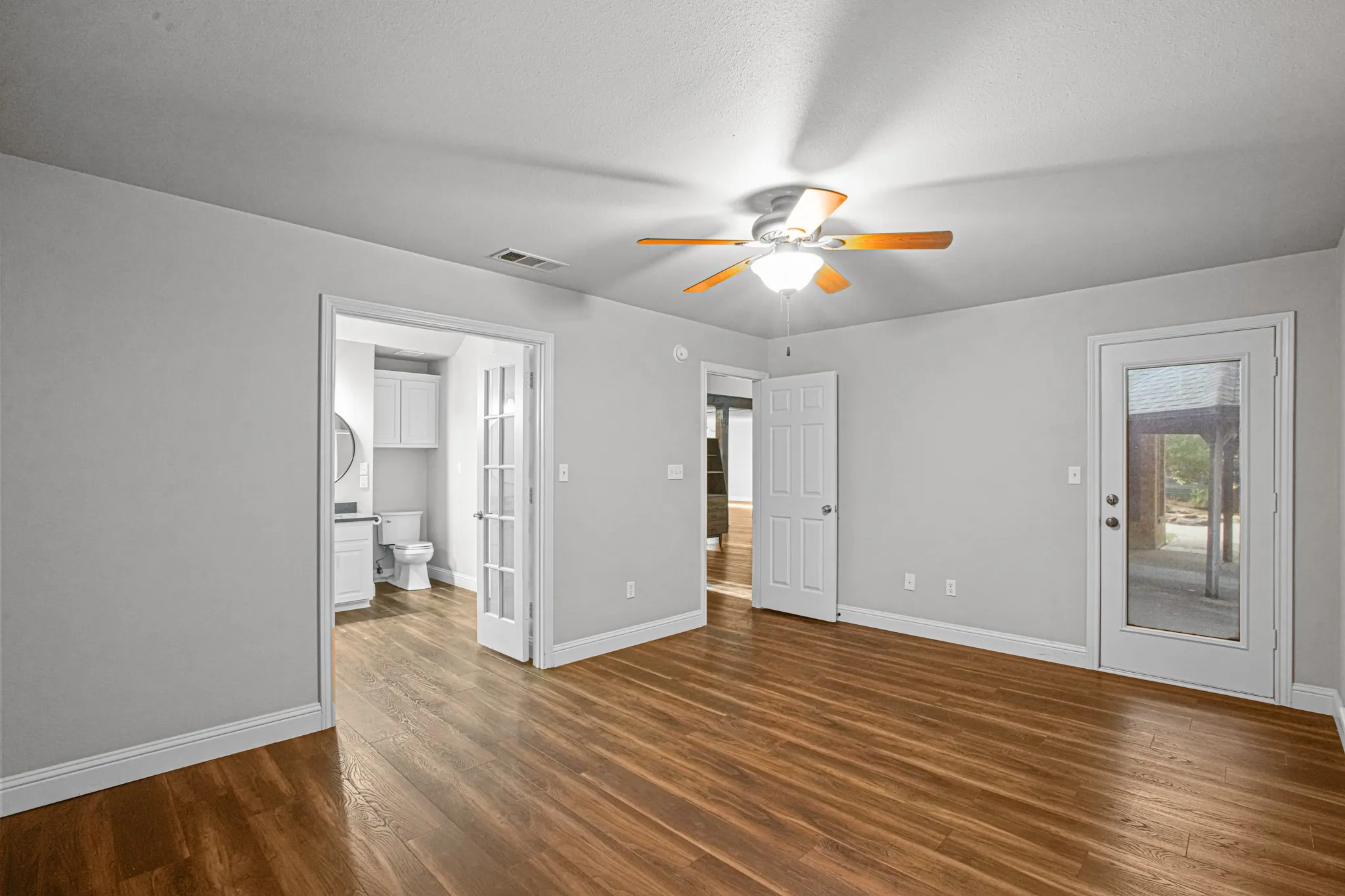 Single Family Residence For Sale in Denton County , 521 Meadowbrook Street, Lake Dallas, Texas 75065, 4 Bedroom, 2 Bathroom, 3 Garage spaces, 2,073 Sqft, built in 1996, mls#21389846, Real Estate Agent in Lake Dallas, Homes For Sale in Denton county, Homes For Sale in Lake Dallas, Realtor in Lake Dallas Texas, Real Estate Brokerage Independent Realty Texas, Luminita Cordes Realtor