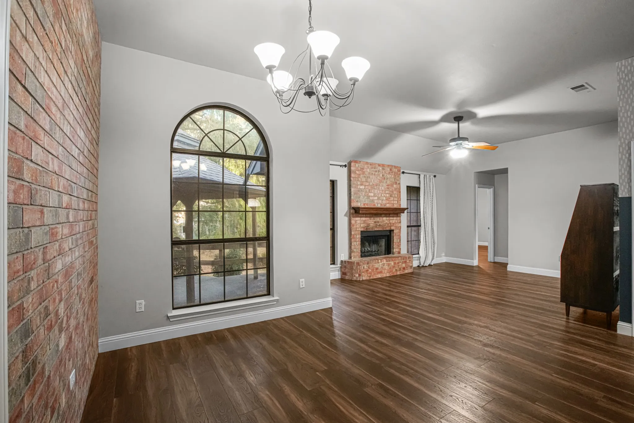Single Family Residence For Sale in Denton County , 521 Meadowbrook Street, Lake Dallas, Texas 75065, 4 Bedroom, 2 Bathroom, 3 Garage spaces, 2,073 Sqft, built in 1996, mls#21389846, Real Estate Agent in Lake Dallas, Homes For Sale in Denton county, Homes For Sale in Lake Dallas, Realtor in Lake Dallas Texas, Real Estate Brokerage Independent Realty Texas, Luminita Cordes Realtor