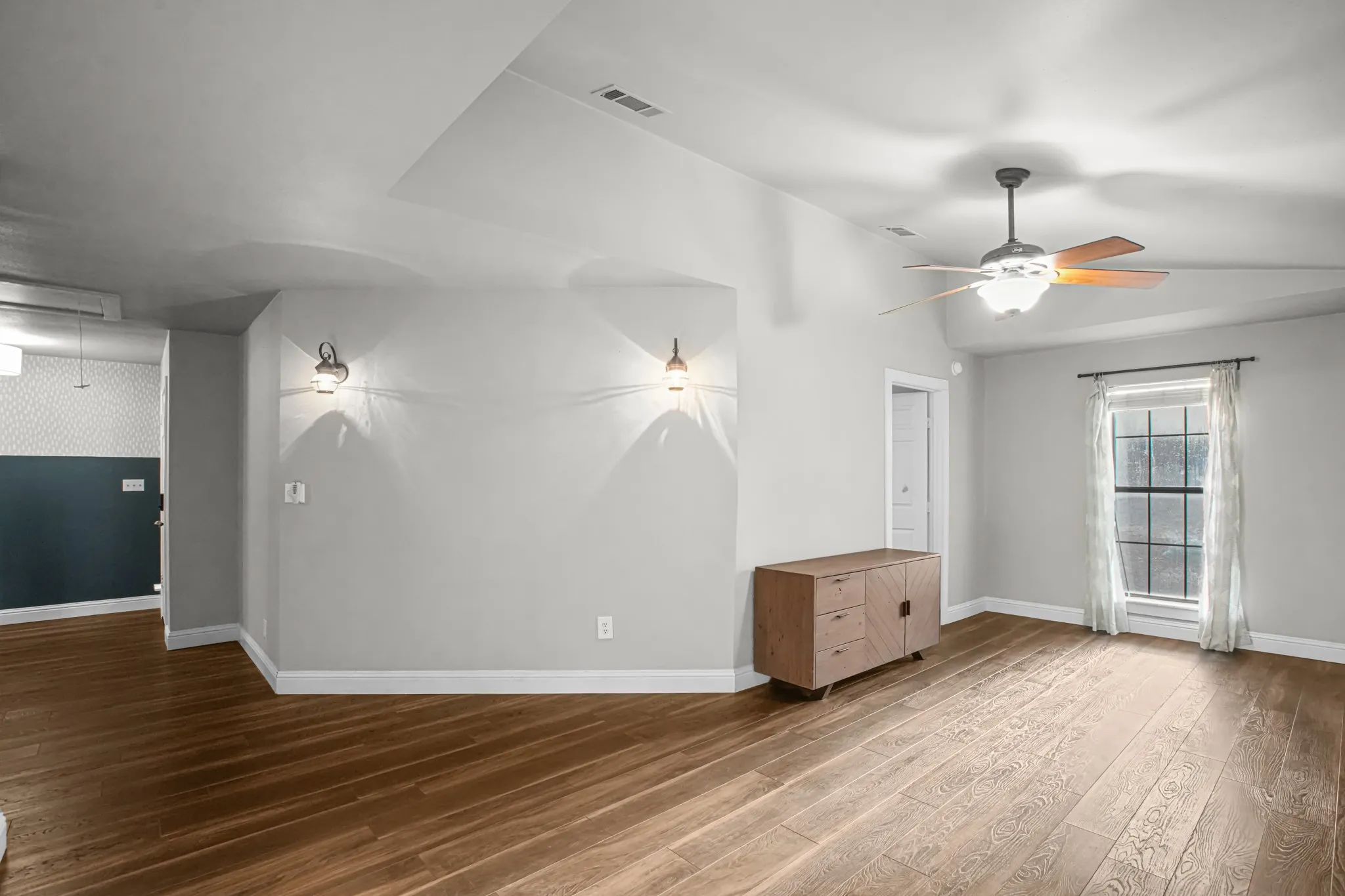 Single Family Residence For Sale in Denton County , 521 Meadowbrook Street, Lake Dallas, Texas 75065, 4 Bedroom, 2 Bathroom, 3 Garage spaces, 2,073 Sqft, built in 1996, mls#21389846, Real Estate Agent in Lake Dallas, Homes For Sale in Denton county, Homes For Sale in Lake Dallas, Realtor in Lake Dallas Texas, Real Estate Brokerage Independent Realty Texas, Luminita Cordes Realtor