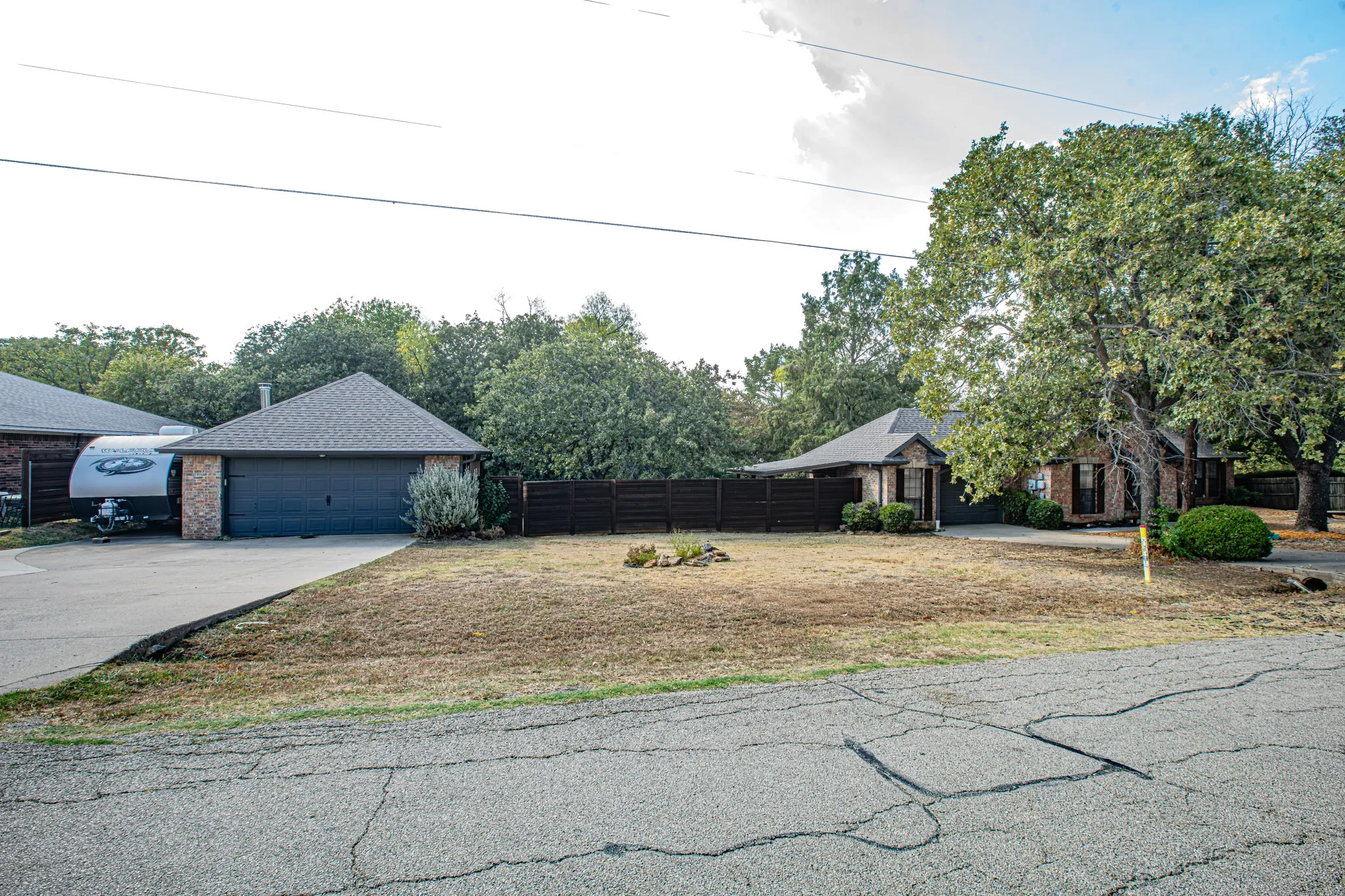 Single Family Residence For Sale in Denton County , 521 Meadowbrook Street, Lake Dallas, Texas 75065, 4 Bedroom, 2 Bathroom, 3 Garage spaces, 2,073 Sqft, built in 1996, mls#21389846, Real Estate Agent in Lake Dallas, Homes For Sale in Denton county, Homes For Sale in Lake Dallas, Realtor in Lake Dallas Texas, Real Estate Brokerage Independent Realty Texas, Luminita Cordes Realtor