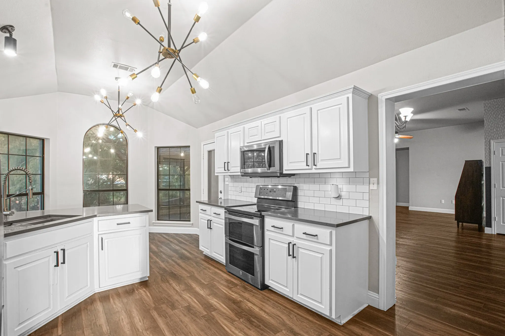 Single Family Residence For Sale in Denton County , 521 Meadowbrook Street, Lake Dallas, Texas 75065, 4 Bedroom, 2 Bathroom, 3 Garage spaces, 2,073 Sqft, built in 1996, mls#21389846, Real Estate Agent in Lake Dallas, Homes For Sale in Denton county, Homes For Sale in Lake Dallas, Realtor in Lake Dallas Texas, Real Estate Brokerage Independent Realty Texas, Luminita Cordes Realtor