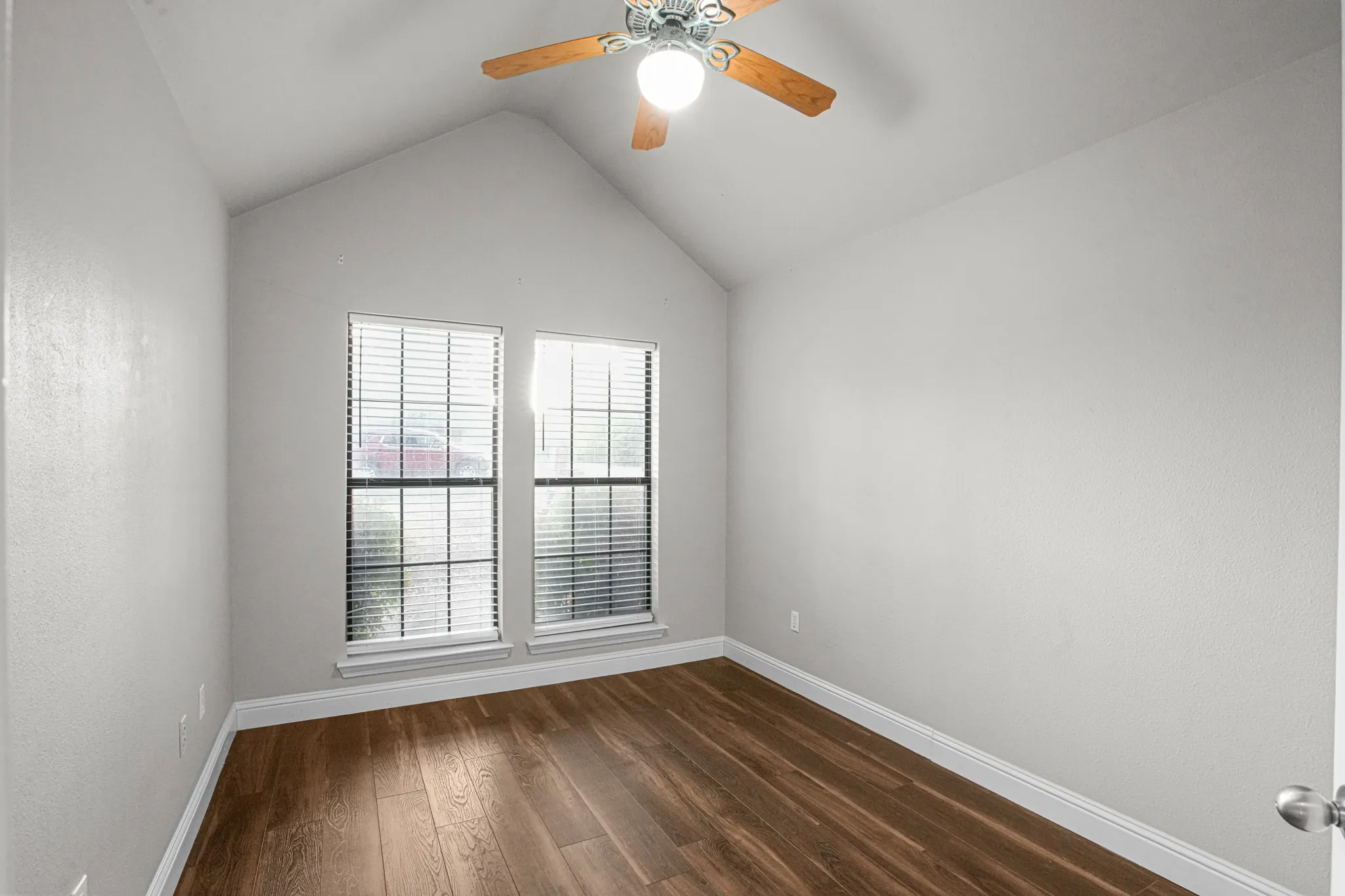 Single Family Residence For Sale in Denton County , 521 Meadowbrook Street, Lake Dallas, Texas 75065, 4 Bedroom, 2 Bathroom, 3 Garage spaces, 2,073 Sqft, built in 1996, mls#21389846, Real Estate Agent in Lake Dallas, Homes For Sale in Denton county, Homes For Sale in Lake Dallas, Realtor in Lake Dallas Texas, Real Estate Brokerage Independent Realty Texas, Luminita Cordes Realtor