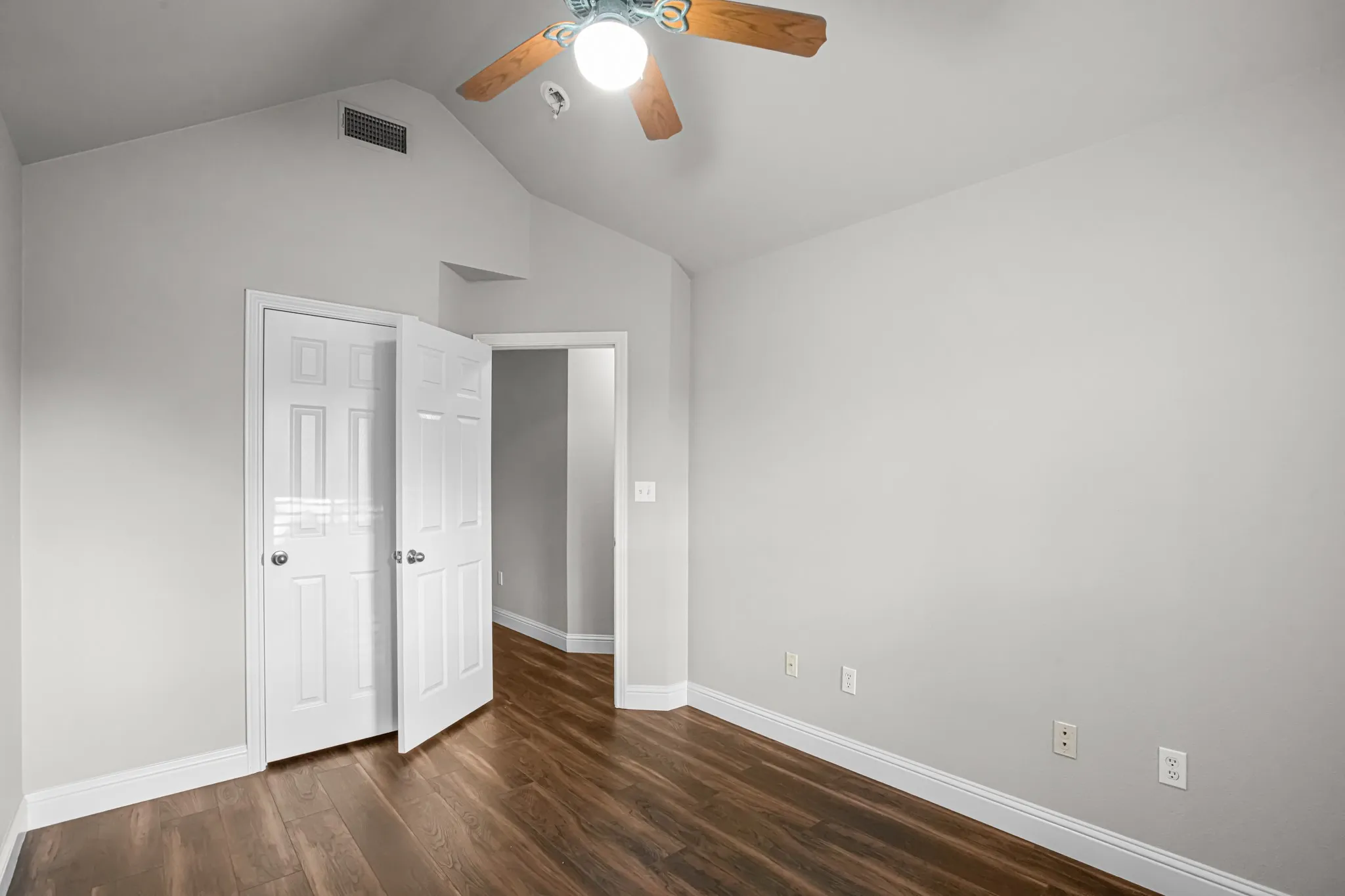 Single Family Residence For Sale in Denton County , 521 Meadowbrook Street, Lake Dallas, Texas 75065, 4 Bedroom, 2 Bathroom, 3 Garage spaces, 2,073 Sqft, built in 1996, mls#21389846, Real Estate Agent in Lake Dallas, Homes For Sale in Denton county, Homes For Sale in Lake Dallas, Realtor in Lake Dallas Texas, Real Estate Brokerage Independent Realty Texas, Luminita Cordes Realtor