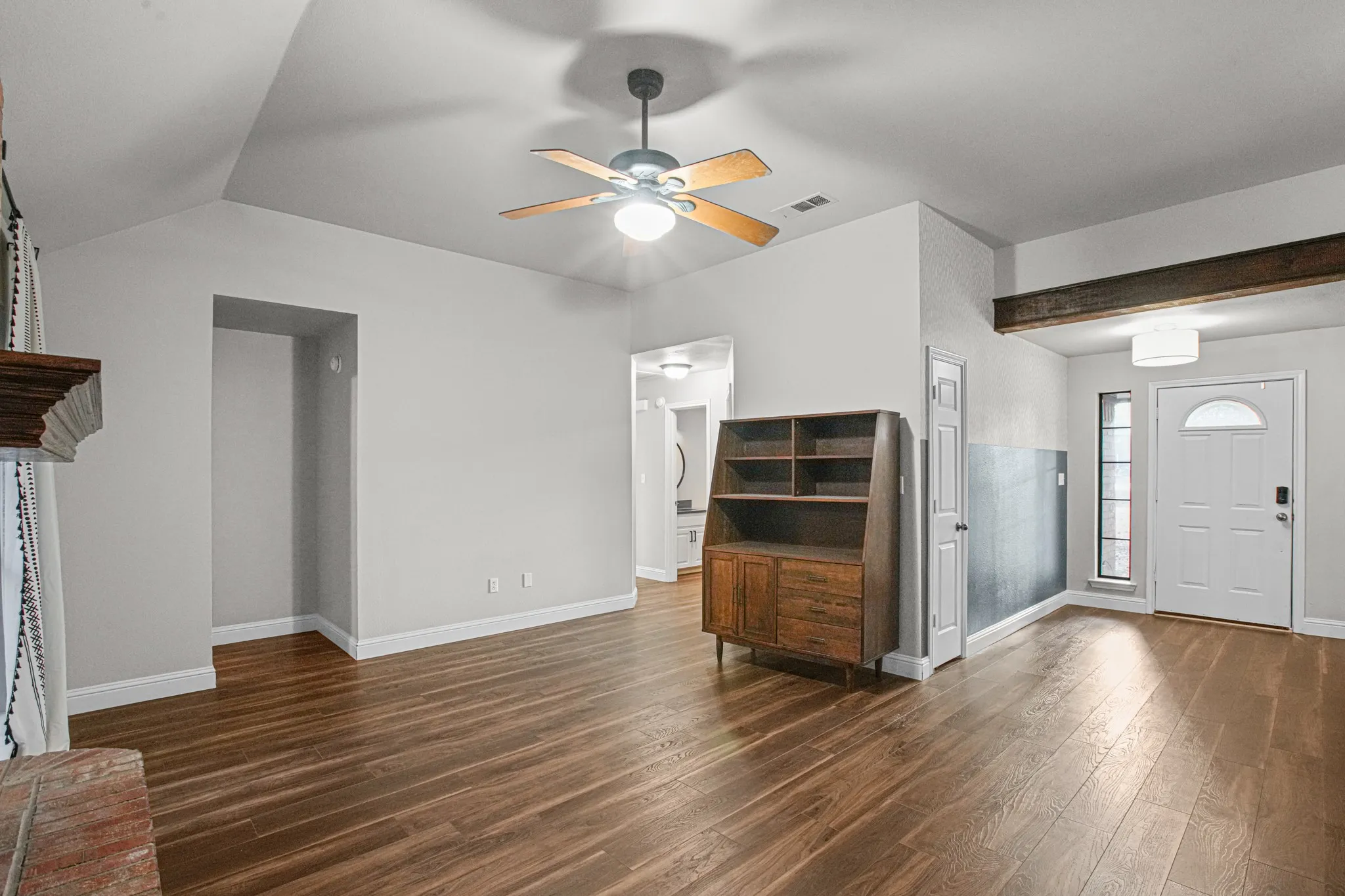 Single Family Residence For Sale in Denton County , 521 Meadowbrook Street, Lake Dallas, Texas 75065, 4 Bedroom, 2 Bathroom, 3 Garage spaces, 2,073 Sqft, built in 1996, mls#21389846, Real Estate Agent in Lake Dallas, Homes For Sale in Denton county, Homes For Sale in Lake Dallas, Realtor in Lake Dallas Texas, Real Estate Brokerage Independent Realty Texas, Luminita Cordes Realtor