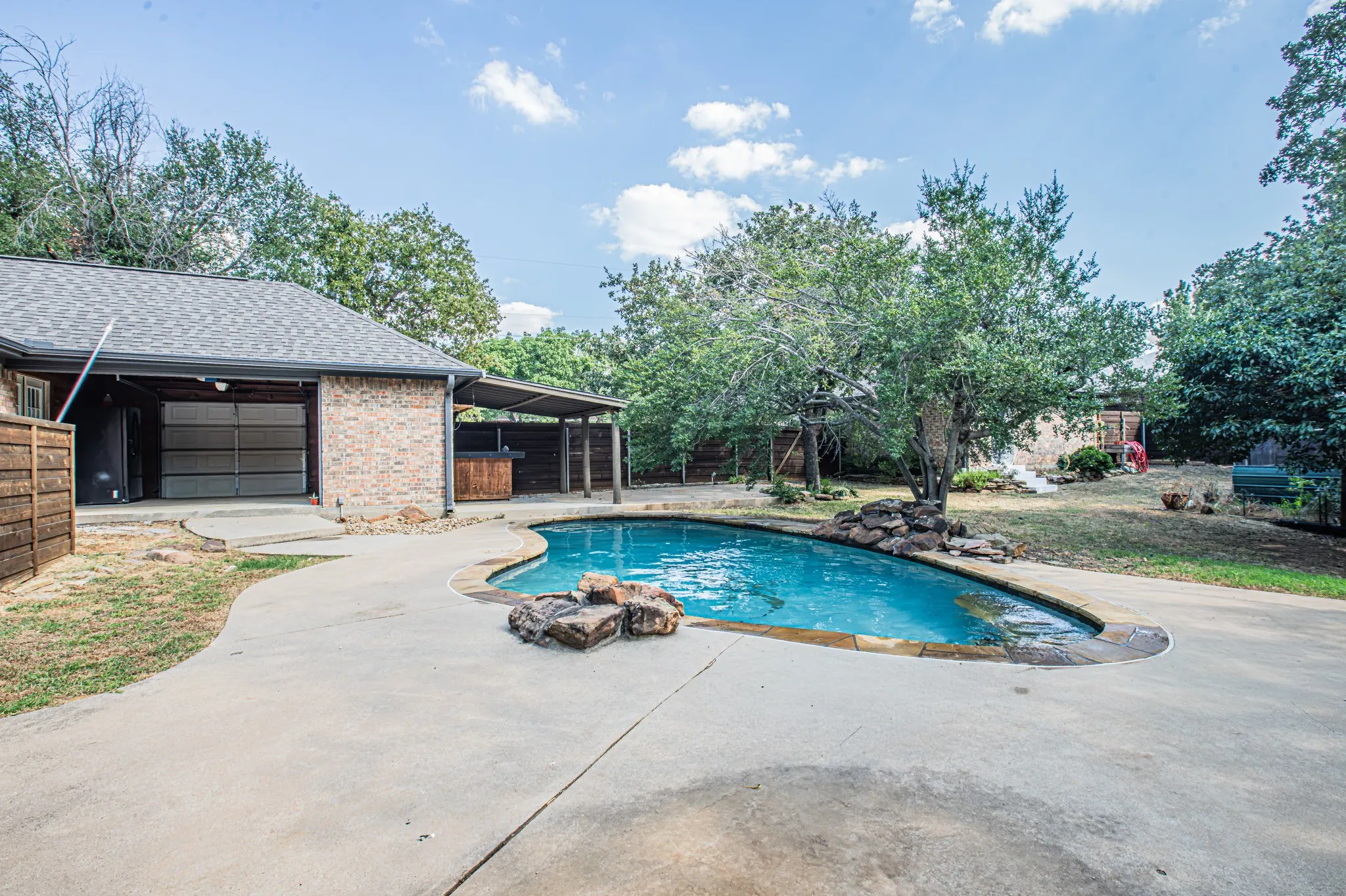 Single Family Residence For Sale in Denton County , 521 Meadowbrook Street, Lake Dallas, Texas 75065, 4 Bedroom, 2 Bathroom, 3 Garage spaces, 2,073 Sqft, built in 1996, mls#21389846, Real Estate Agent in Lake Dallas, Homes For Sale in Denton county, Homes For Sale in Lake Dallas, Realtor in Lake Dallas Texas, Real Estate Brokerage Independent Realty Texas, Luminita Cordes Realtor