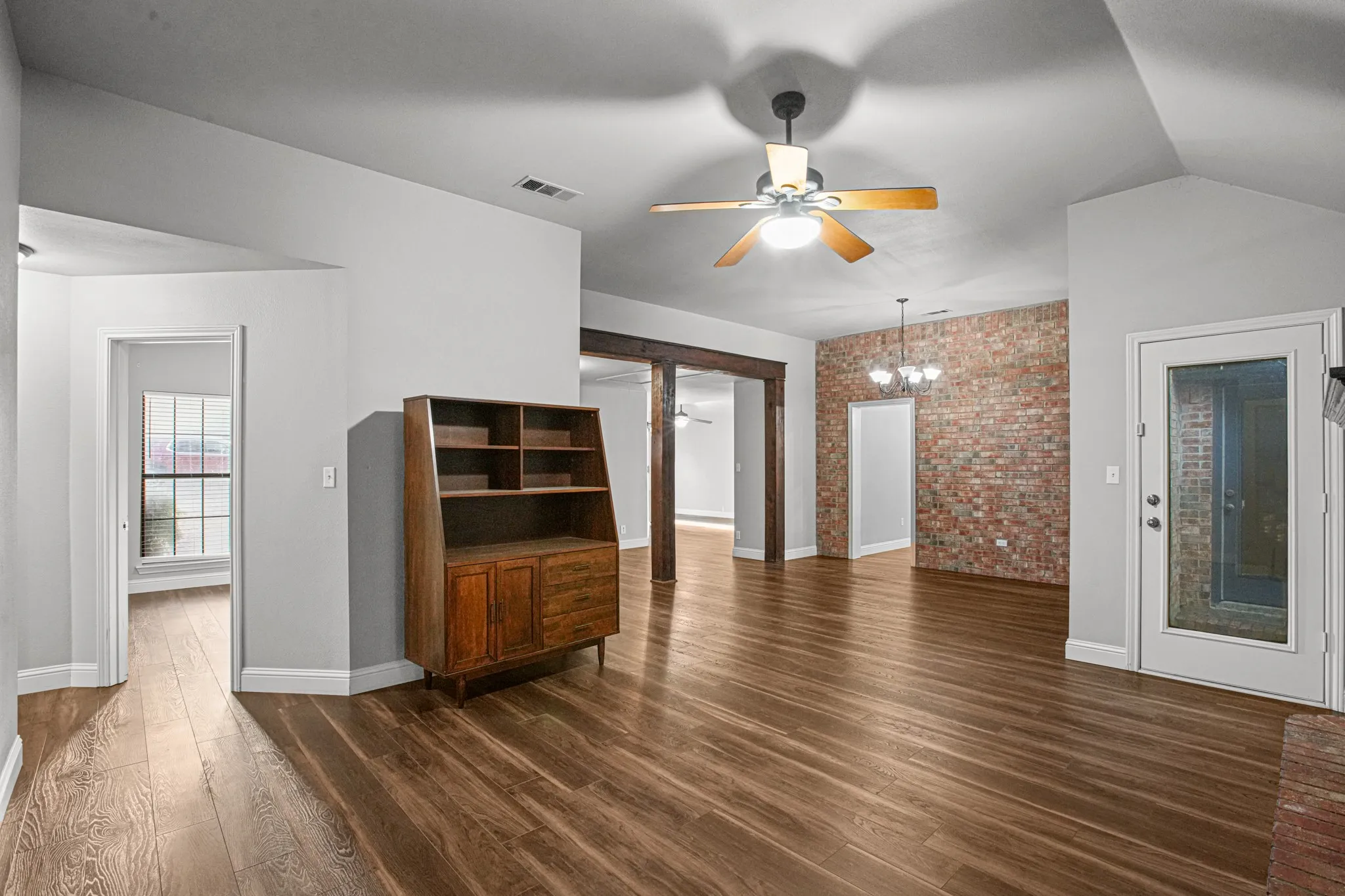 Single Family Residence For Sale in Denton County , 521 Meadowbrook Street, Lake Dallas, Texas 75065, 4 Bedroom, 2 Bathroom, 3 Garage spaces, 2,073 Sqft, built in 1996, mls#21389846, Real Estate Agent in Lake Dallas, Homes For Sale in Denton county, Homes For Sale in Lake Dallas, Realtor in Lake Dallas Texas, Real Estate Brokerage Independent Realty Texas, Luminita Cordes Realtor