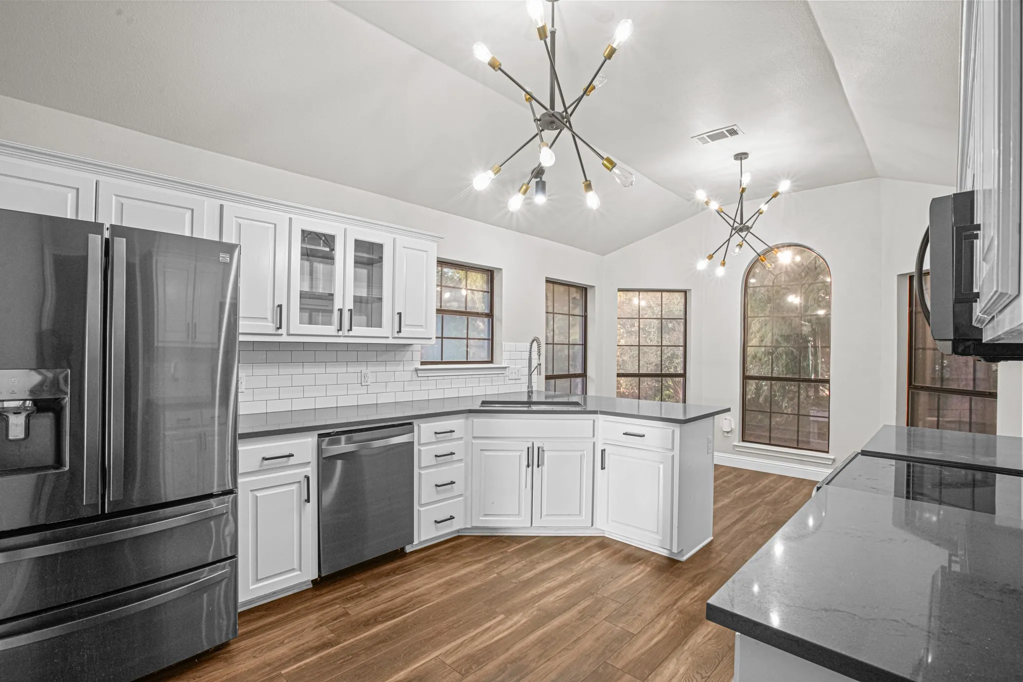 Single Family Residence For Sale in Denton County , 521 Meadowbrook Street, Lake Dallas, Texas 75065, 4 Bedroom, 2 Bathroom, 3 Garage spaces, 2,073 Sqft, built in 1996, mls#21389846, Real Estate Agent in Lake Dallas, Homes For Sale in Denton county, Homes For Sale in Lake Dallas, Realtor in Lake Dallas Texas, Real Estate Brokerage Independent Realty Texas, Luminita Cordes Realtor