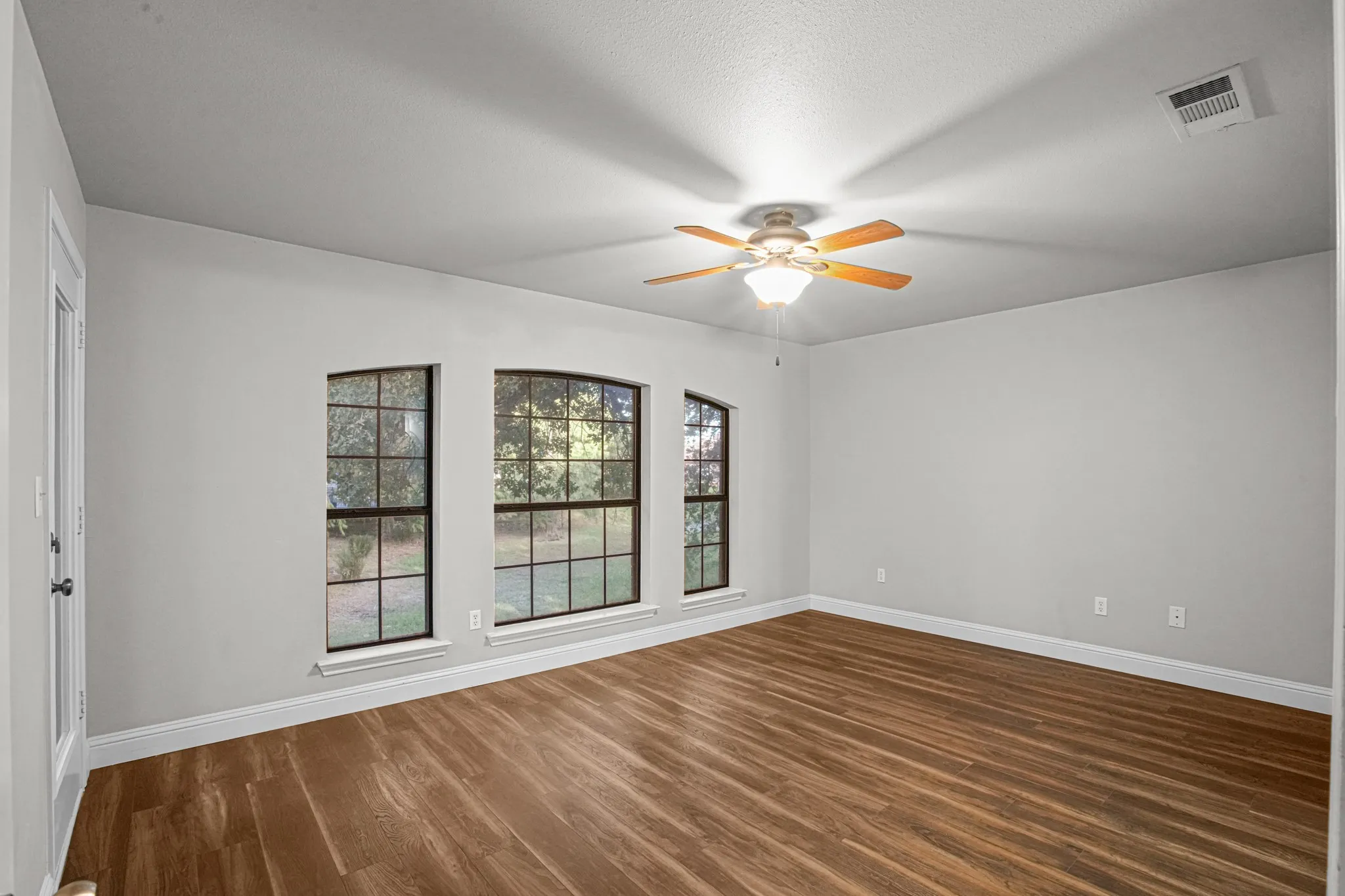 Single Family Residence For Sale in Denton County , 521 Meadowbrook Street, Lake Dallas, Texas 75065, 4 Bedroom, 2 Bathroom, 3 Garage spaces, 2,073 Sqft, built in 1996, mls#21389846, Real Estate Agent in Lake Dallas, Homes For Sale in Denton county, Homes For Sale in Lake Dallas, Realtor in Lake Dallas Texas, Real Estate Brokerage Independent Realty Texas, Luminita Cordes Realtor