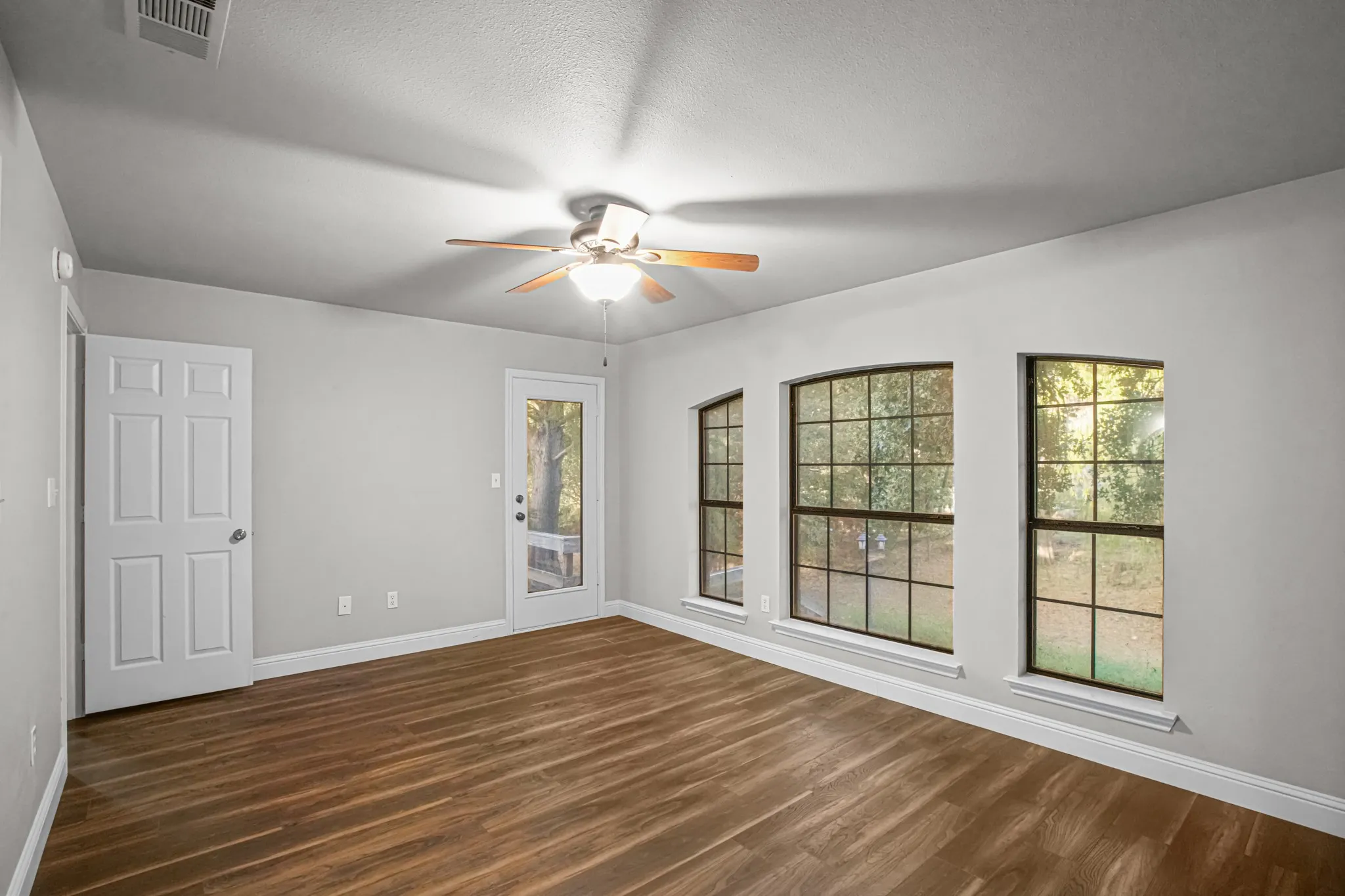 Single Family Residence For Sale in Denton County , 521 Meadowbrook Street, Lake Dallas, Texas 75065, 4 Bedroom, 2 Bathroom, 3 Garage spaces, 2,073 Sqft, built in 1996, mls#21389846, Real Estate Agent in Lake Dallas, Homes For Sale in Denton county, Homes For Sale in Lake Dallas, Realtor in Lake Dallas Texas, Real Estate Brokerage Independent Realty Texas, Luminita Cordes Realtor