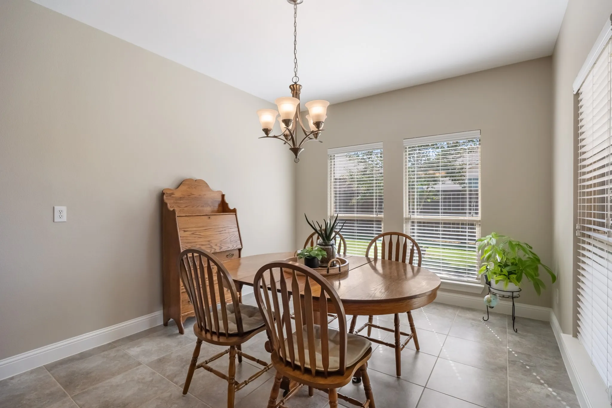 Single Family Residence For Sale in Rockwall County , 495 Oak Hills Lane, Fate, Texas 75189, 3 Bedroom, 2 Bathroom, 3 Garage spaces, 2,160 Sqft, built in 2012, mls#21389745, Real Estate Agent in Fate, Homes For Sale in Rockwall county, Homes For Sale in Fate, Realtor in Fate Texas, Real Estate Brokerage Independent Realty Texas, Luminita Cordes Realtor