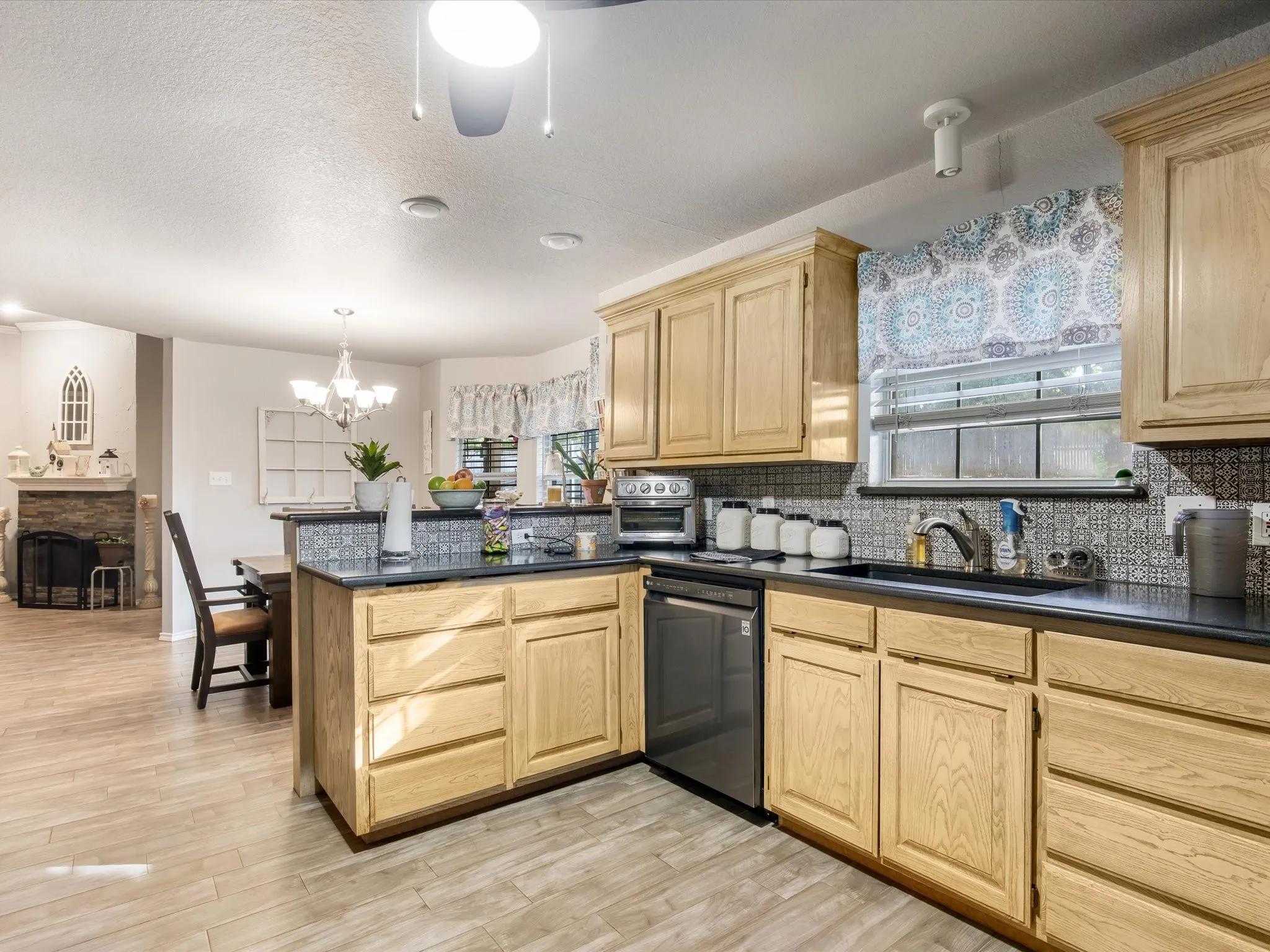 Single Family Residence For Sale in Johnson County , 102 Oakwood Place, Joshua, Texas 76058, 3 Bedroom, 2 Bathroom, Garage spaces, 1,678 Sqft, built in 2000, mls#21389750, Real Estate Agent in Joshua, Homes For Sale in Johnson county, Homes For Sale in Joshua, Realtor in Joshua Texas, Real Estate Brokerage Independent Realty Texas, Luminita Cordes Realtor