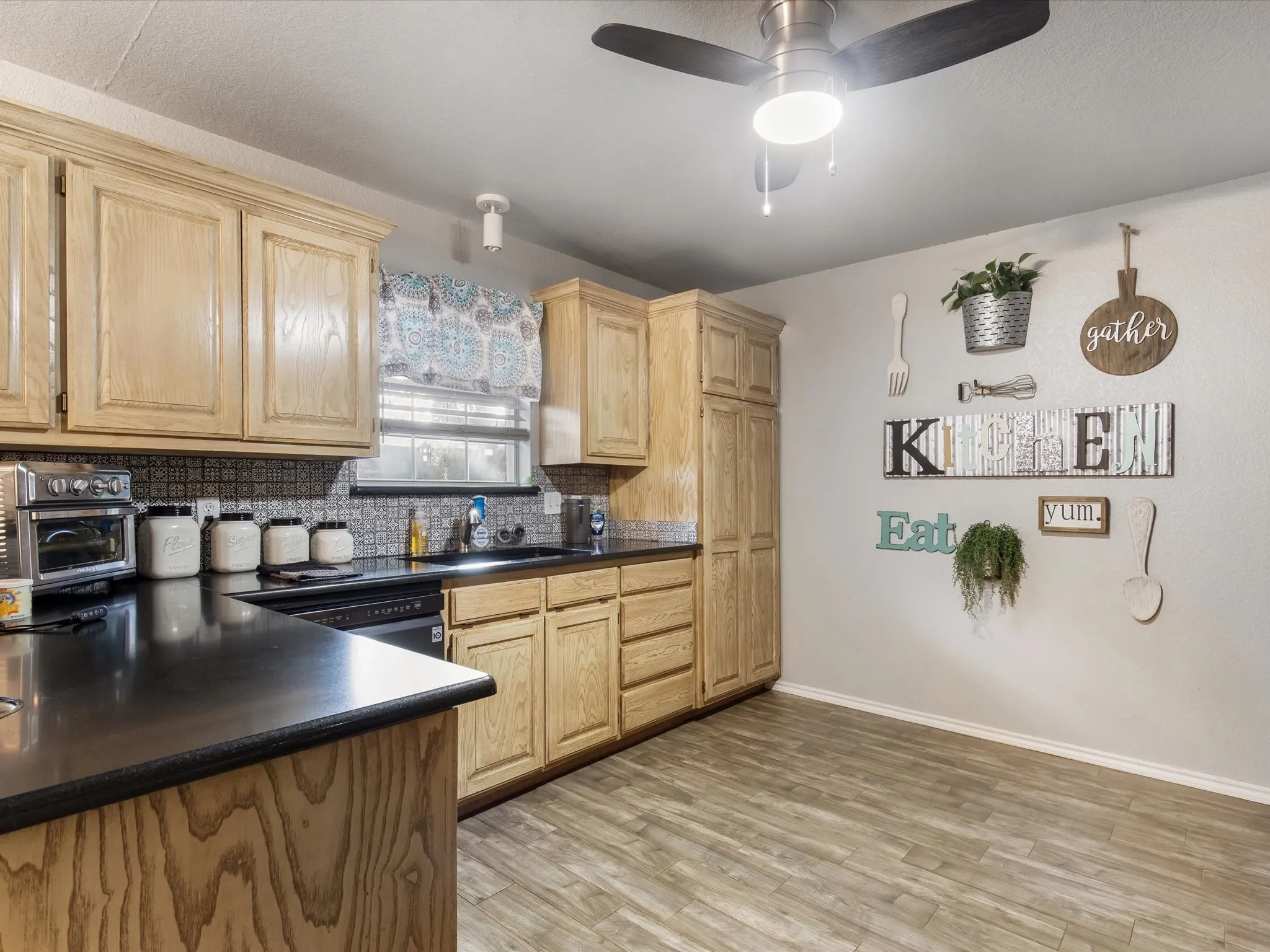 Single Family Residence For Sale in Johnson County , 102 Oakwood Place, Joshua, Texas 76058, 3 Bedroom, 2 Bathroom, Garage spaces, 1,678 Sqft, built in 2000, mls#21389750, Real Estate Agent in Joshua, Homes For Sale in Johnson county, Homes For Sale in Joshua, Realtor in Joshua Texas, Real Estate Brokerage Independent Realty Texas, Luminita Cordes Realtor