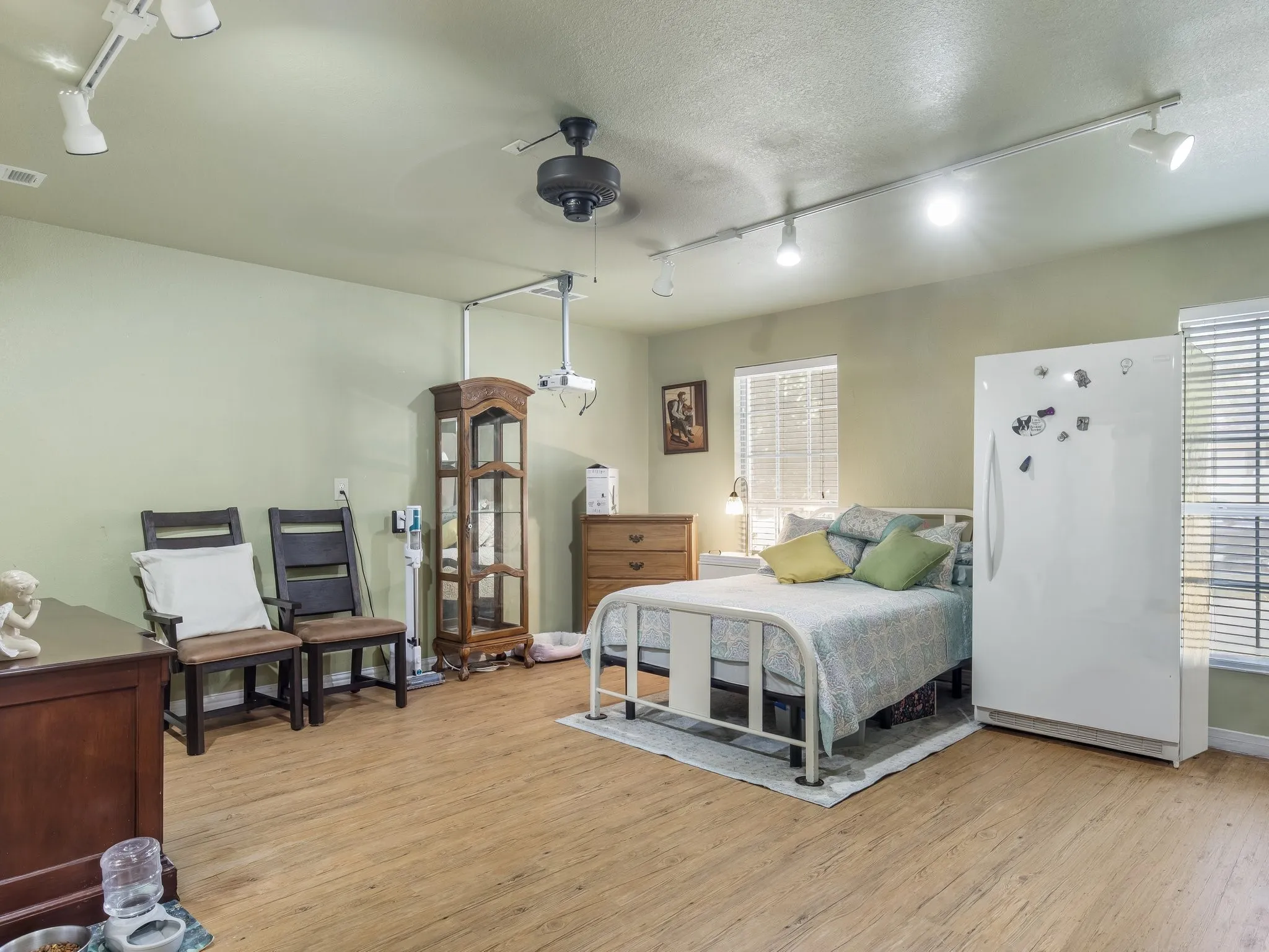 Single Family Residence For Sale in Johnson County , 102 Oakwood Place, Joshua, Texas 76058, 3 Bedroom, 2 Bathroom, Garage spaces, 1,678 Sqft, built in 2000, mls#21389750, Real Estate Agent in Joshua, Homes For Sale in Johnson county, Homes For Sale in Joshua, Realtor in Joshua Texas, Real Estate Brokerage Independent Realty Texas, Luminita Cordes Realtor