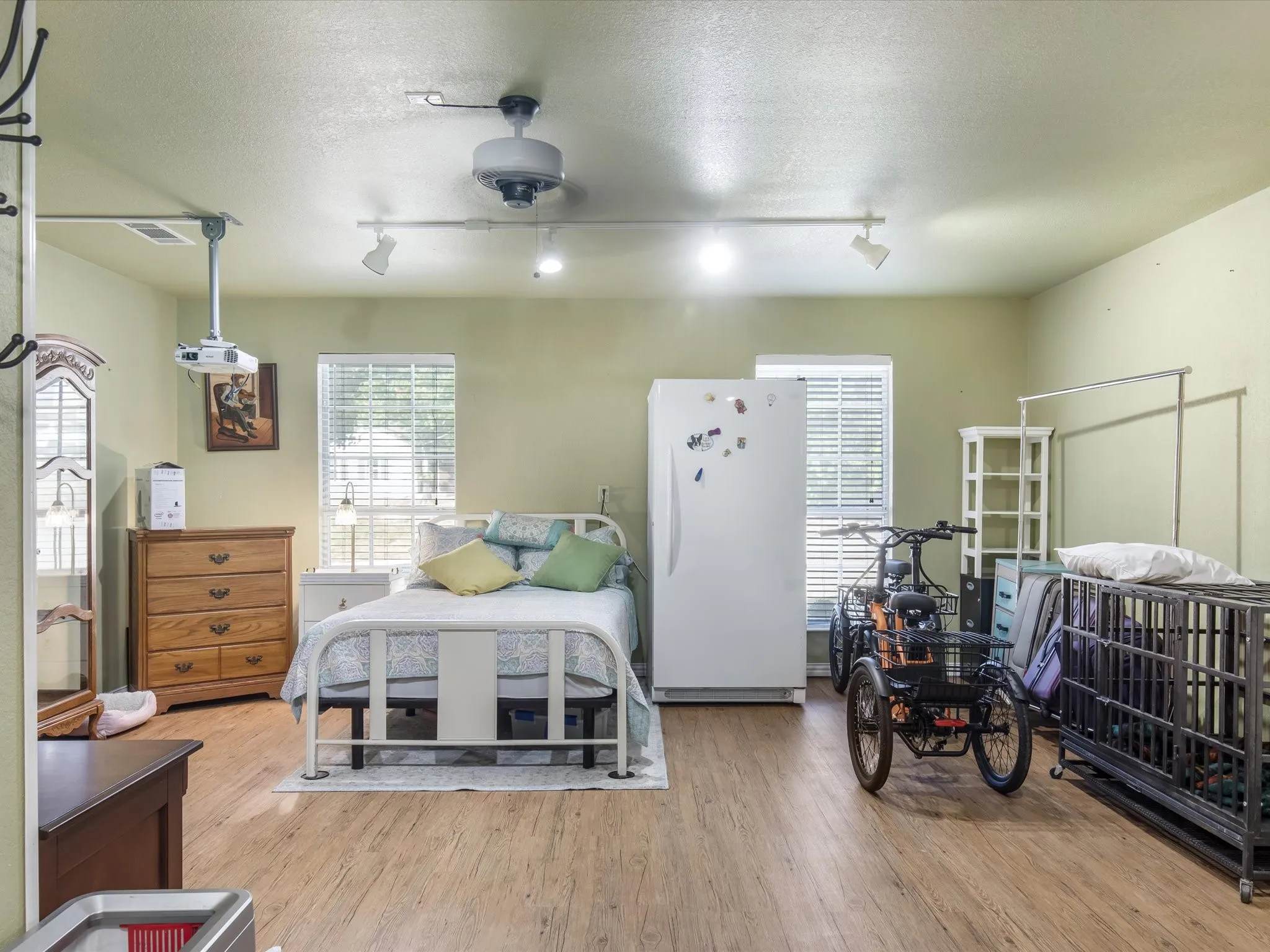 Single Family Residence For Sale in Johnson County , 102 Oakwood Place, Joshua, Texas 76058, 3 Bedroom, 2 Bathroom, Garage spaces, 1,678 Sqft, built in 2000, mls#21389750, Real Estate Agent in Joshua, Homes For Sale in Johnson county, Homes For Sale in Joshua, Realtor in Joshua Texas, Real Estate Brokerage Independent Realty Texas, Luminita Cordes Realtor
