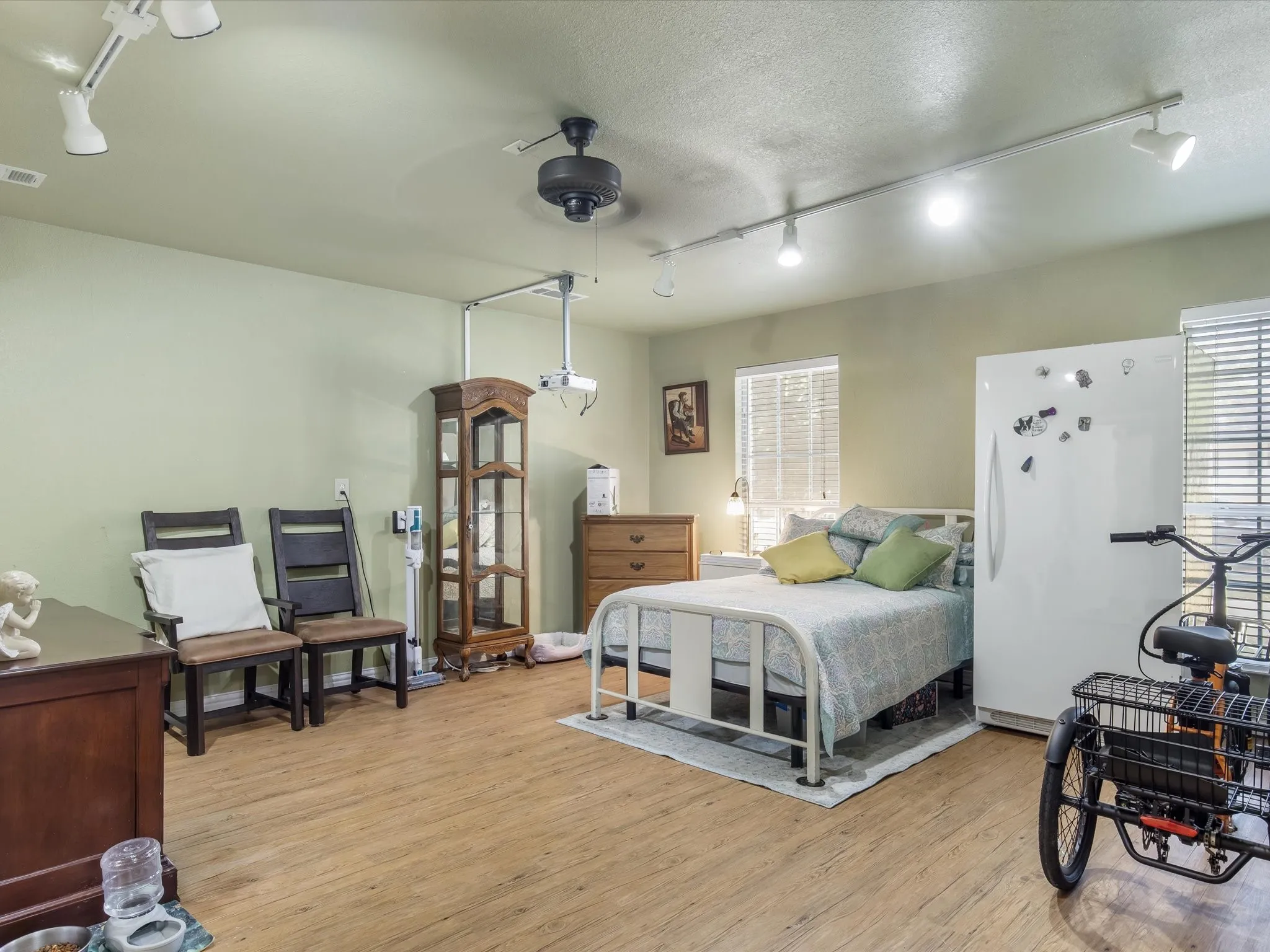 Single Family Residence For Sale in Johnson County , 102 Oakwood Place, Joshua, Texas 76058, 3 Bedroom, 2 Bathroom, Garage spaces, 1,678 Sqft, built in 2000, mls#21389750, Real Estate Agent in Joshua, Homes For Sale in Johnson county, Homes For Sale in Joshua, Realtor in Joshua Texas, Real Estate Brokerage Independent Realty Texas, Luminita Cordes Realtor