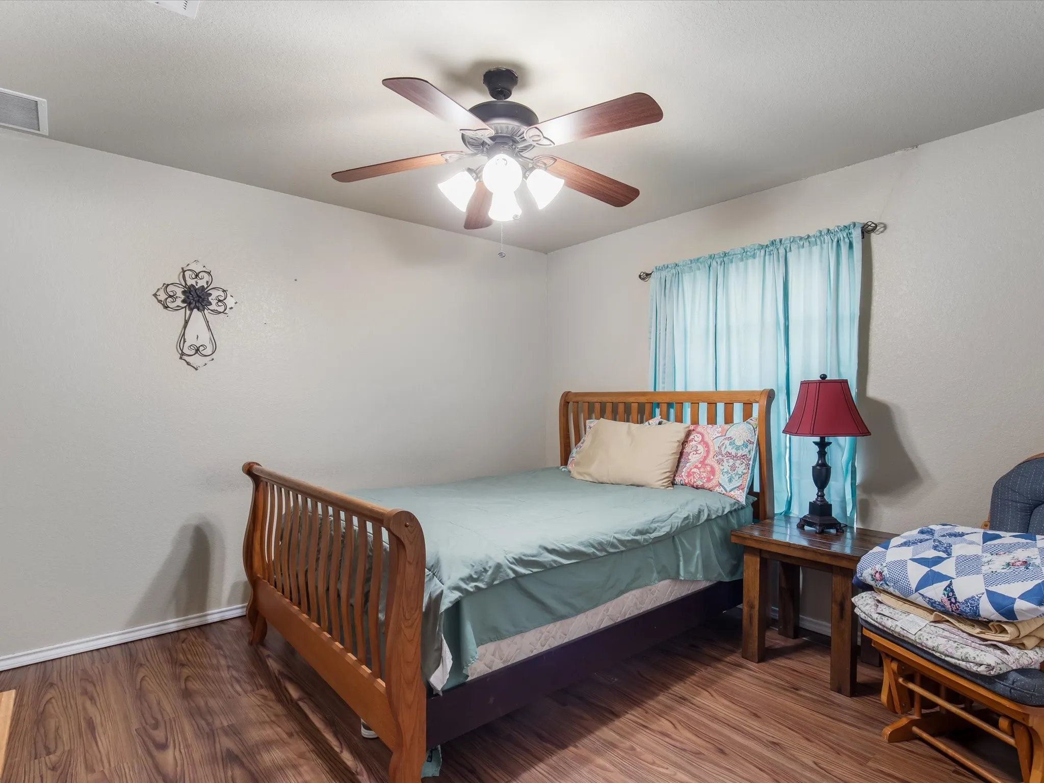 Single Family Residence For Sale in Johnson County , 102 Oakwood Place, Joshua, Texas 76058, 3 Bedroom, 2 Bathroom, Garage spaces, 1,678 Sqft, built in 2000, mls#21389750, Real Estate Agent in Joshua, Homes For Sale in Johnson county, Homes For Sale in Joshua, Realtor in Joshua Texas, Real Estate Brokerage Independent Realty Texas, Luminita Cordes Realtor