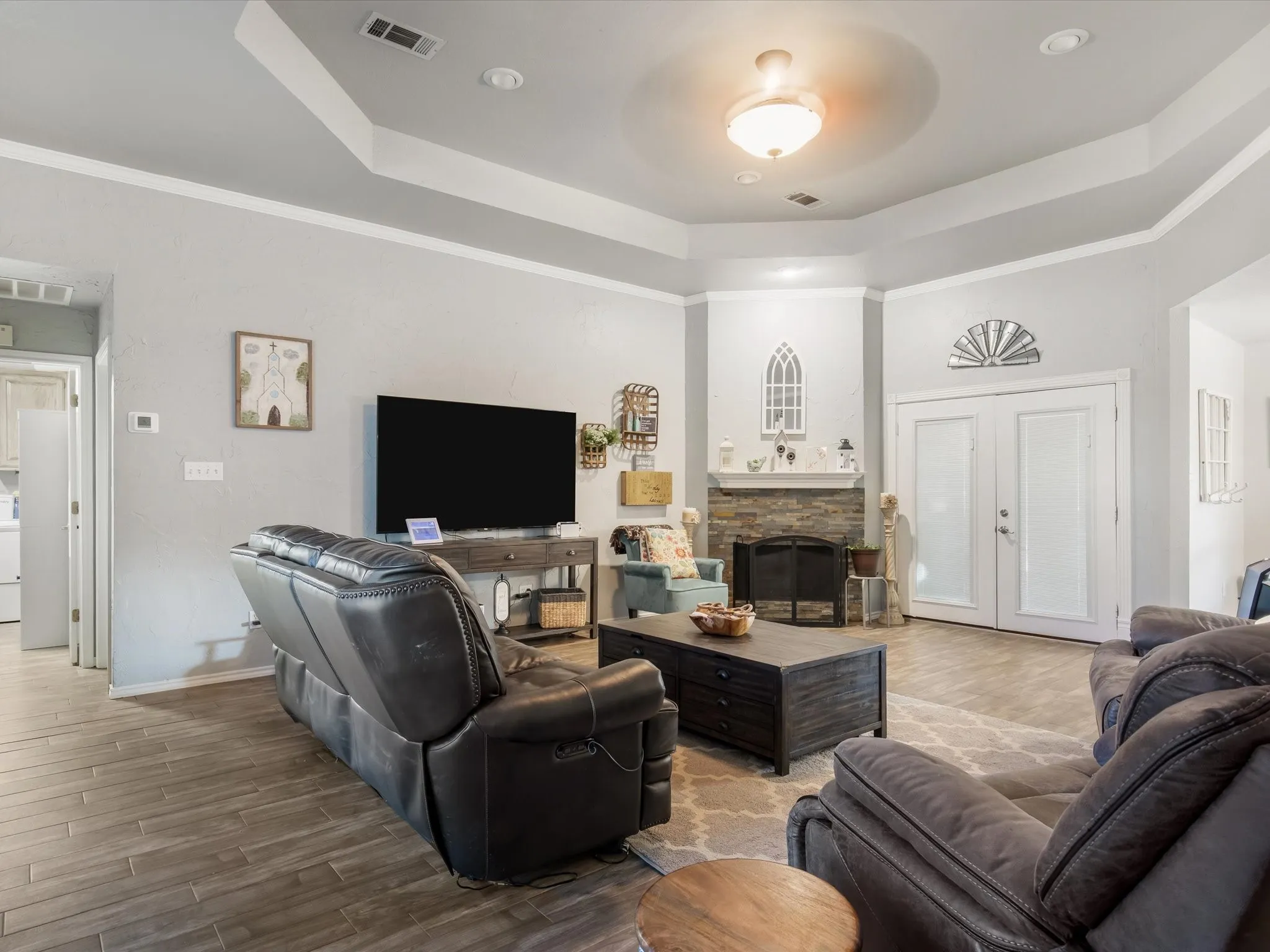 Single Family Residence For Sale in Johnson County , 102 Oakwood Place, Joshua, Texas 76058, 3 Bedroom, 2 Bathroom, Garage spaces, 1,678 Sqft, built in 2000, mls#21389750, Real Estate Agent in Joshua, Homes For Sale in Johnson county, Homes For Sale in Joshua, Realtor in Joshua Texas, Real Estate Brokerage Independent Realty Texas, Luminita Cordes Realtor