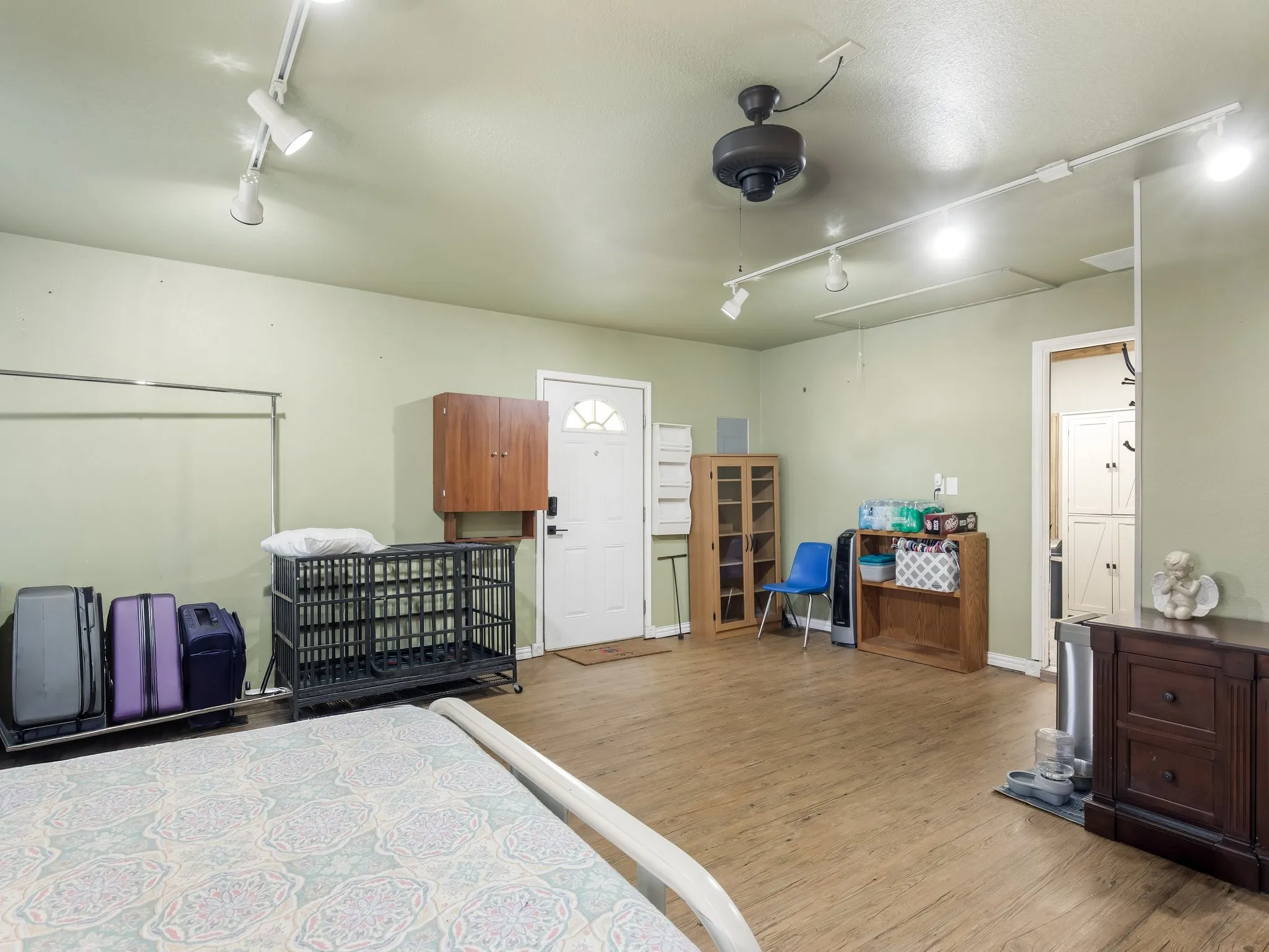 Single Family Residence For Sale in Johnson County , 102 Oakwood Place, Joshua, Texas 76058, 3 Bedroom, 2 Bathroom, Garage spaces, 1,678 Sqft, built in 2000, mls#21389750, Real Estate Agent in Joshua, Homes For Sale in Johnson county, Homes For Sale in Joshua, Realtor in Joshua Texas, Real Estate Brokerage Independent Realty Texas, Luminita Cordes Realtor