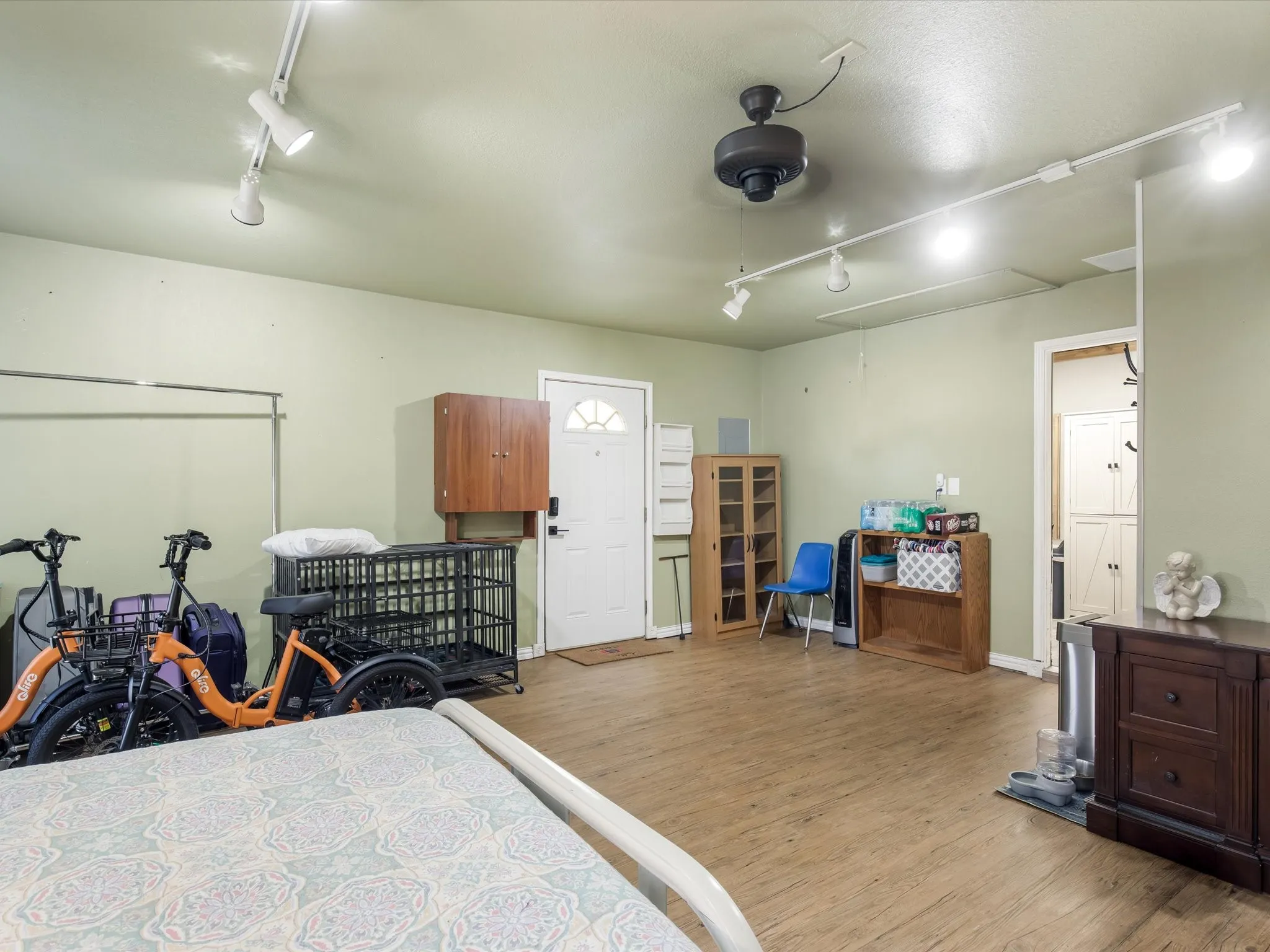 Single Family Residence For Sale in Johnson County , 102 Oakwood Place, Joshua, Texas 76058, 3 Bedroom, 2 Bathroom, Garage spaces, 1,678 Sqft, built in 2000, mls#21389750, Real Estate Agent in Joshua, Homes For Sale in Johnson county, Homes For Sale in Joshua, Realtor in Joshua Texas, Real Estate Brokerage Independent Realty Texas, Luminita Cordes Realtor