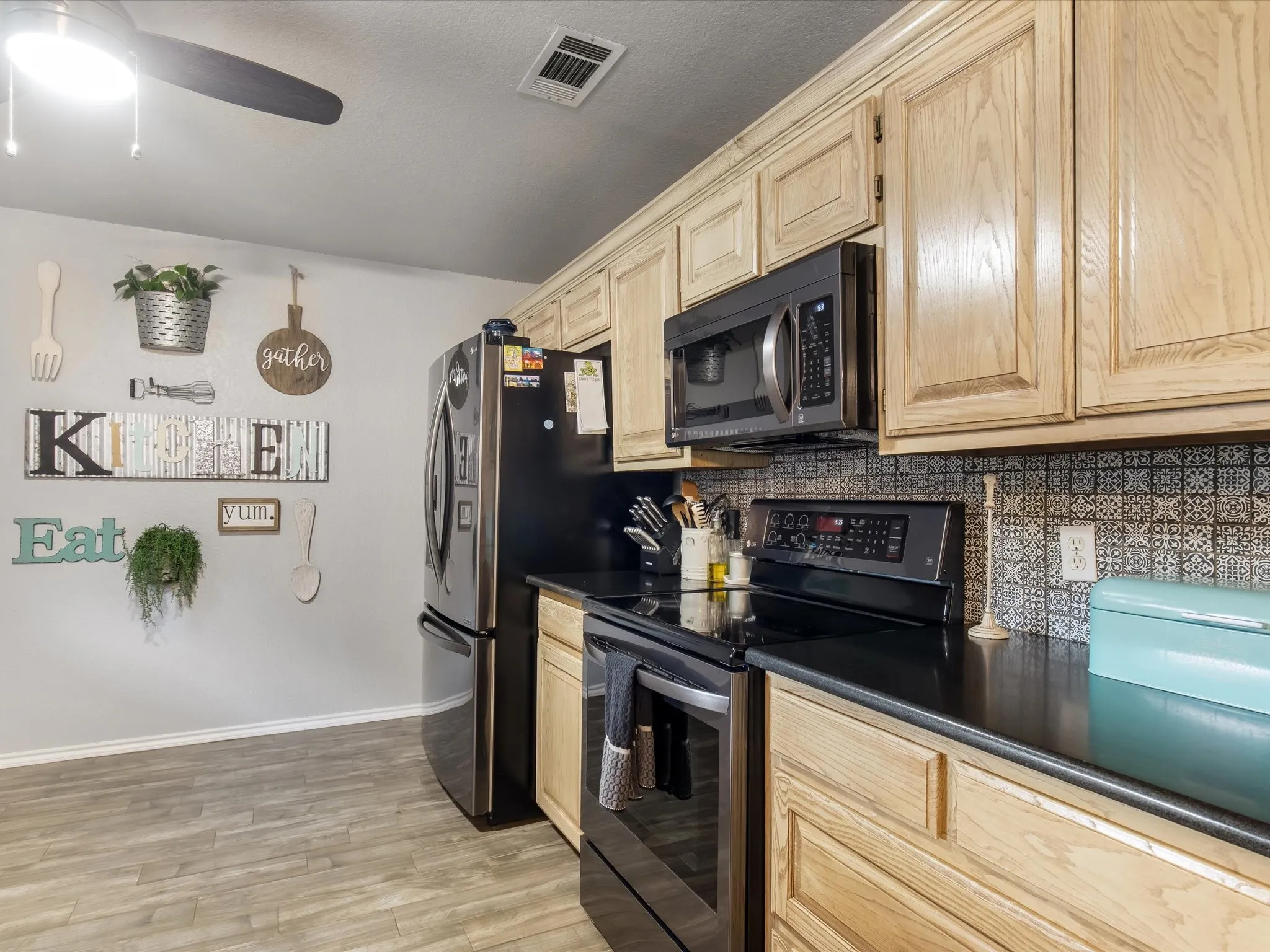 Single Family Residence For Sale in Johnson County , 102 Oakwood Place, Joshua, Texas 76058, 3 Bedroom, 2 Bathroom, Garage spaces, 1,678 Sqft, built in 2000, mls#21389750, Real Estate Agent in Joshua, Homes For Sale in Johnson county, Homes For Sale in Joshua, Realtor in Joshua Texas, Real Estate Brokerage Independent Realty Texas, Luminita Cordes Realtor