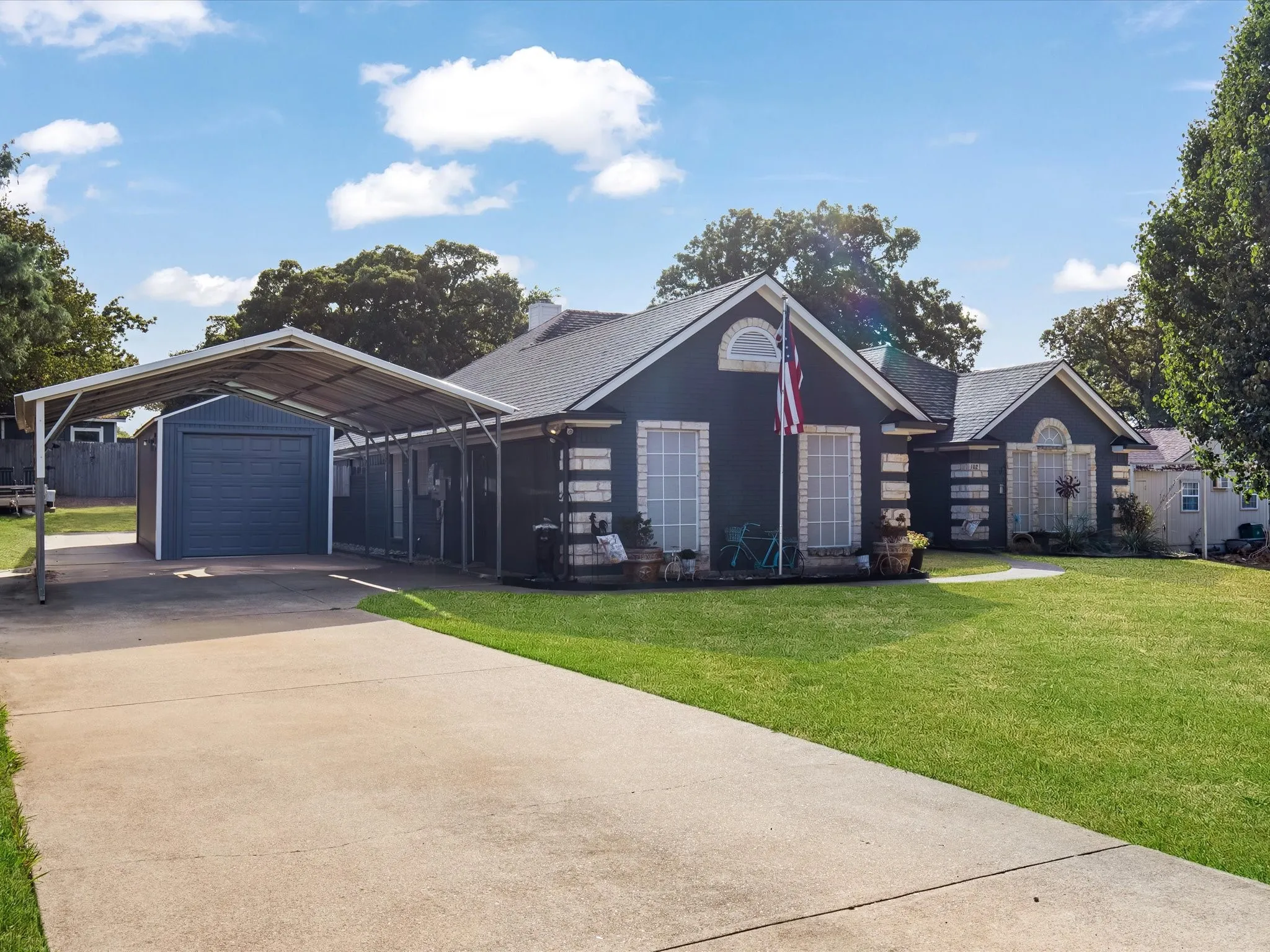 Single Family Residence For Sale in Johnson County , 102 Oakwood Place, Joshua, Texas 76058, 3 Bedroom, 2 Bathroom, Garage spaces, 1,678 Sqft, built in 2000, mls#21389750, Real Estate Agent in Joshua, Homes For Sale in Johnson county, Homes For Sale in Joshua, Realtor in Joshua Texas, Real Estate Brokerage Independent Realty Texas, Luminita Cordes Realtor