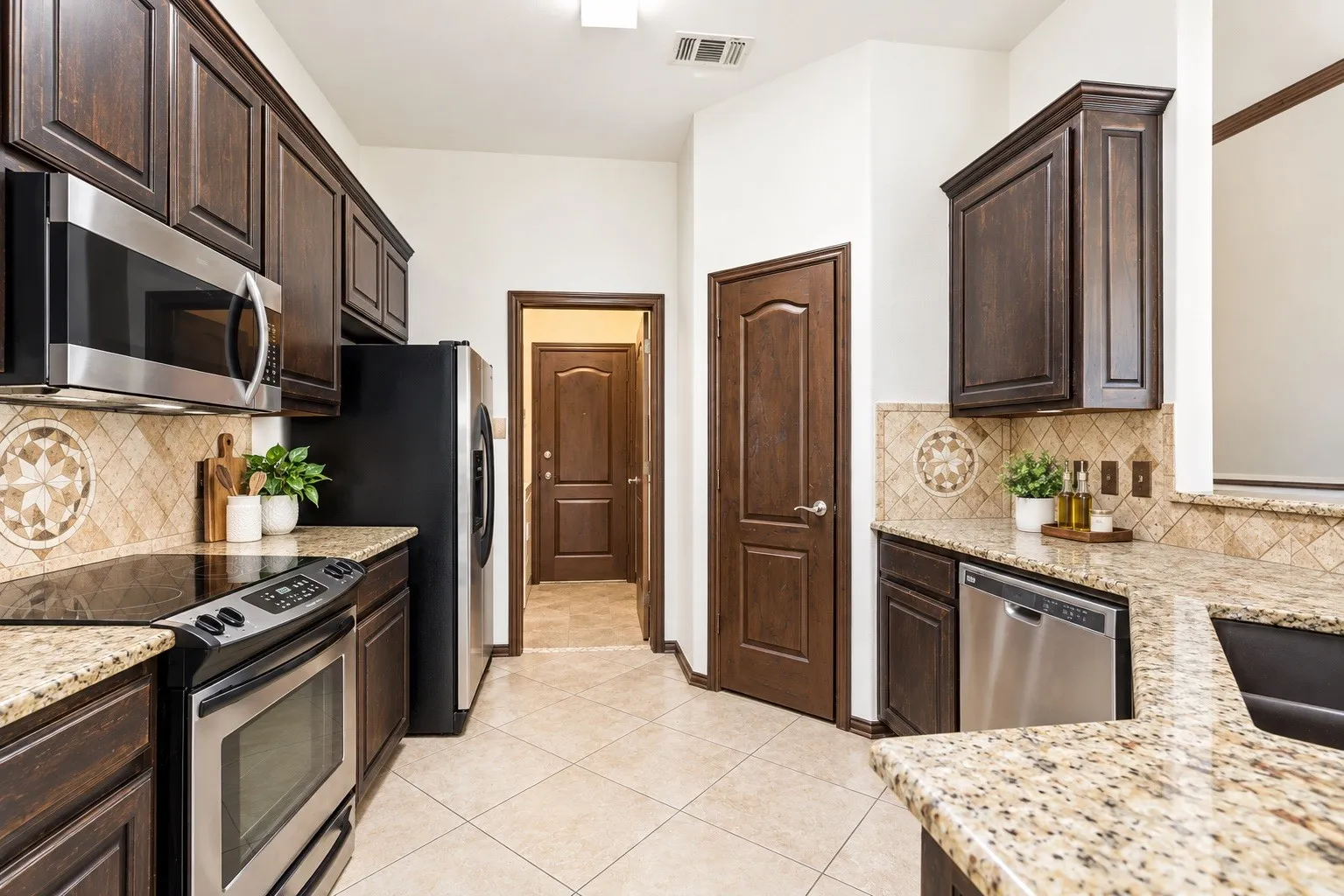 Single Family Residence For Rent in Tarrant County , 9008 Winding River Drive, Fort Worth, Texas 76118, 3 Bedroom, 2 Bathroom, 2 Garage spaces, 1,522 Sqft, built in 2002, mls#21389848, Real Estate Agent in Fort Worth, Homes For Rent in Tarrant county, Homes For Rent in Fort Worth, Realtor in Fort Worth Texas, Real Estate Brokerage Independent Realty Texas, Luminita Cordes Realtor