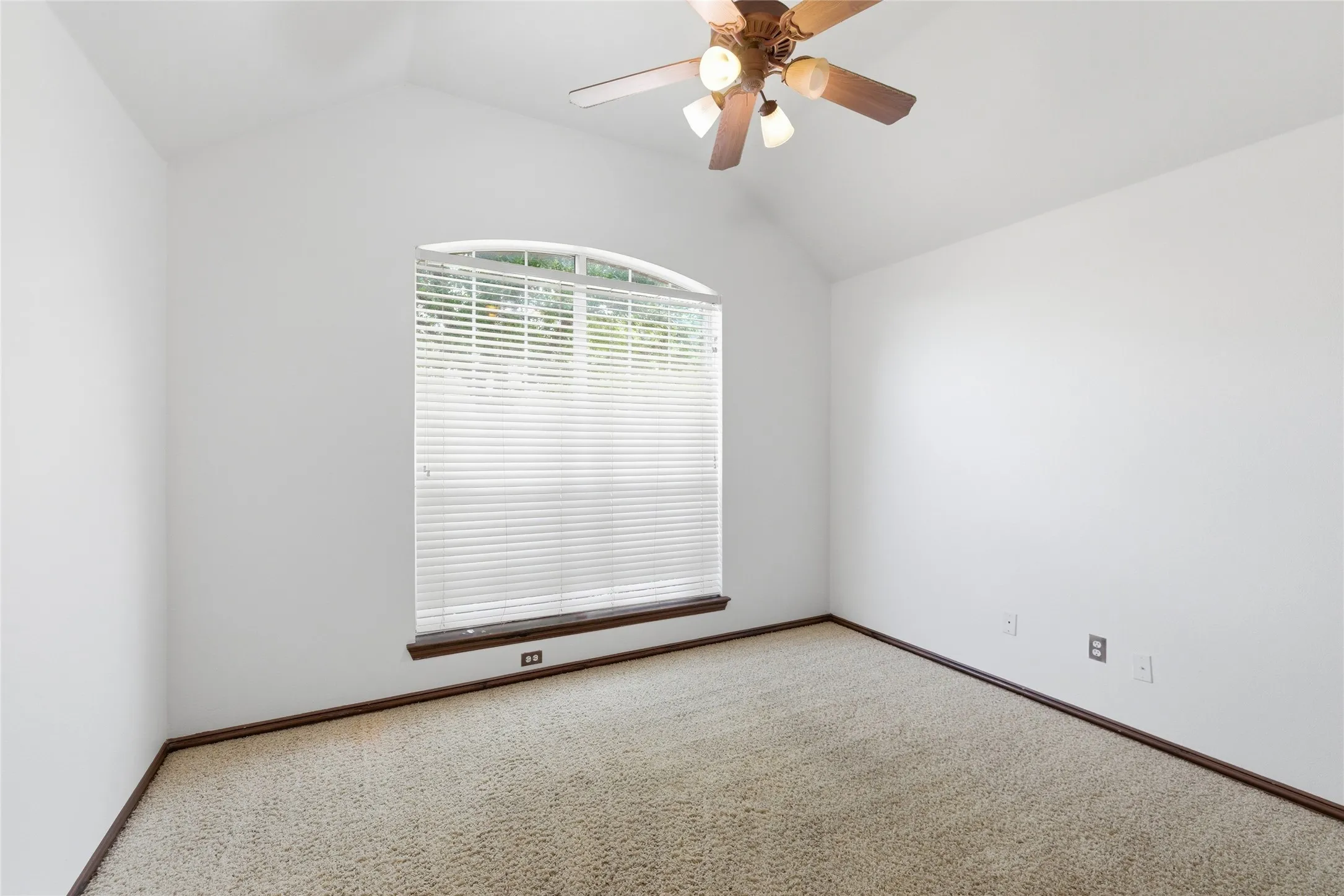 Single Family Residence For Rent in Tarrant County , 9008 Winding River Drive, Fort Worth, Texas 76118, 3 Bedroom, 2 Bathroom, 2 Garage spaces, 1,522 Sqft, built in 2002, mls#21389848, Real Estate Agent in Fort Worth, Homes For Rent in Tarrant county, Homes For Rent in Fort Worth, Realtor in Fort Worth Texas, Real Estate Brokerage Independent Realty Texas, Luminita Cordes Realtor