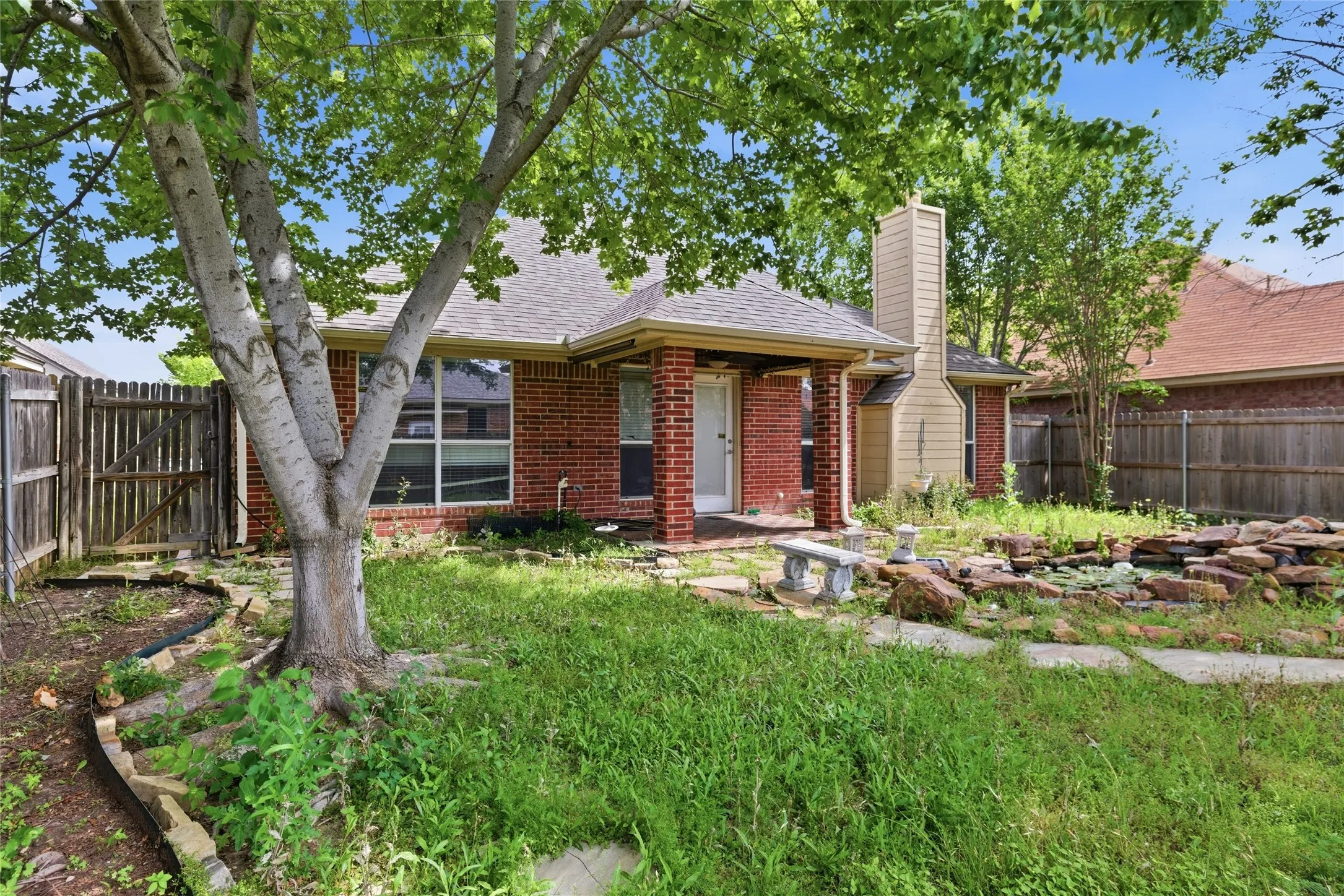 Single Family Residence For Rent in Tarrant County , 9008 Winding River Drive, Fort Worth, Texas 76118, 3 Bedroom, 2 Bathroom, 2 Garage spaces, 1,522 Sqft, built in 2002, mls#21389848, Real Estate Agent in Fort Worth, Homes For Rent in Tarrant county, Homes For Rent in Fort Worth, Realtor in Fort Worth Texas, Real Estate Brokerage Independent Realty Texas, Luminita Cordes Realtor