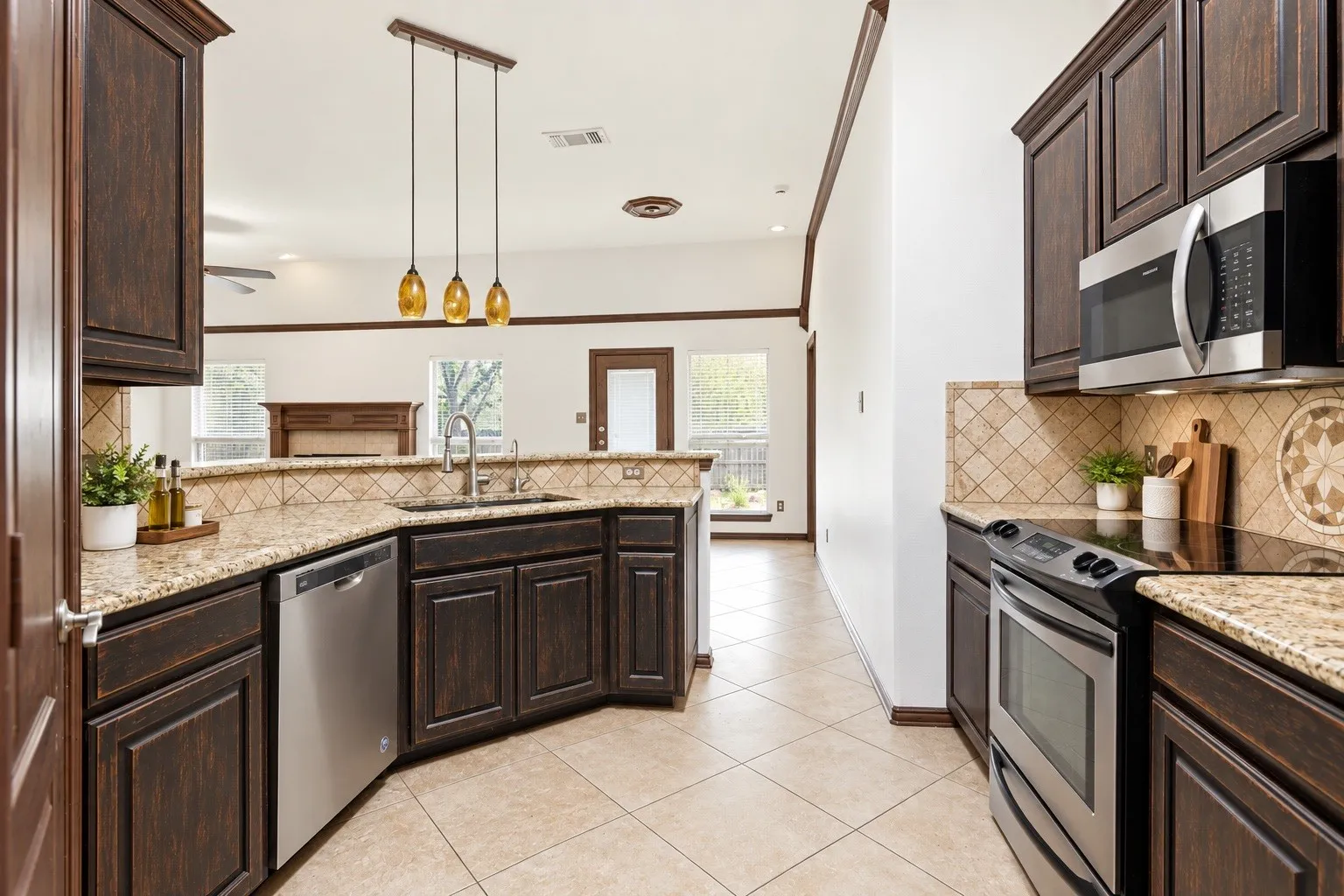 Single Family Residence For Rent in Tarrant County , 9008 Winding River Drive, Fort Worth, Texas 76118, 3 Bedroom, 2 Bathroom, 2 Garage spaces, 1,522 Sqft, built in 2002, mls#21389848, Real Estate Agent in Fort Worth, Homes For Rent in Tarrant county, Homes For Rent in Fort Worth, Realtor in Fort Worth Texas, Real Estate Brokerage Independent Realty Texas, Luminita Cordes Realtor