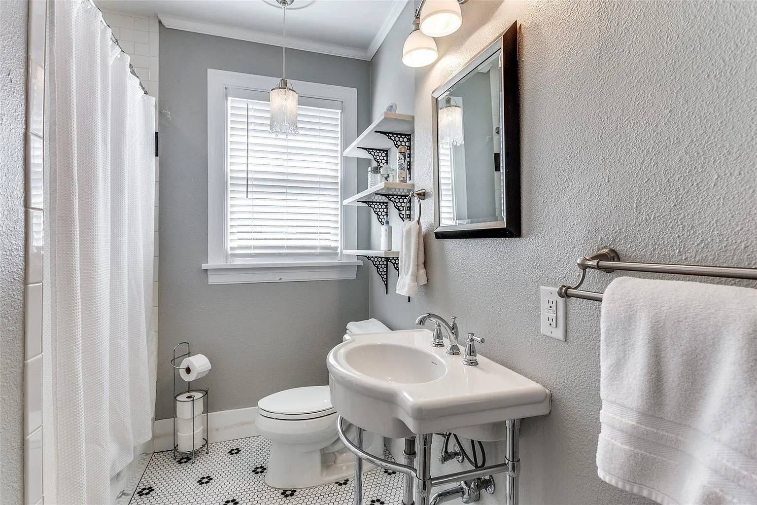 Single Family Residence For Sale in Tarrant County , 3211 Cockrell Avenue, Fort Worth, Texas 76109, 2 Bedroom, 2 Bathroom, Garage spaces, 1,441 Sqft, built in 1930, mls#21389866, Real Estate Agent in Fort Worth, Homes For Sale in Tarrant county, Homes For Sale in Fort Worth, Realtor in Fort Worth Texas, Real Estate Brokerage Independent Realty Texas, Luminita Cordes Realtor