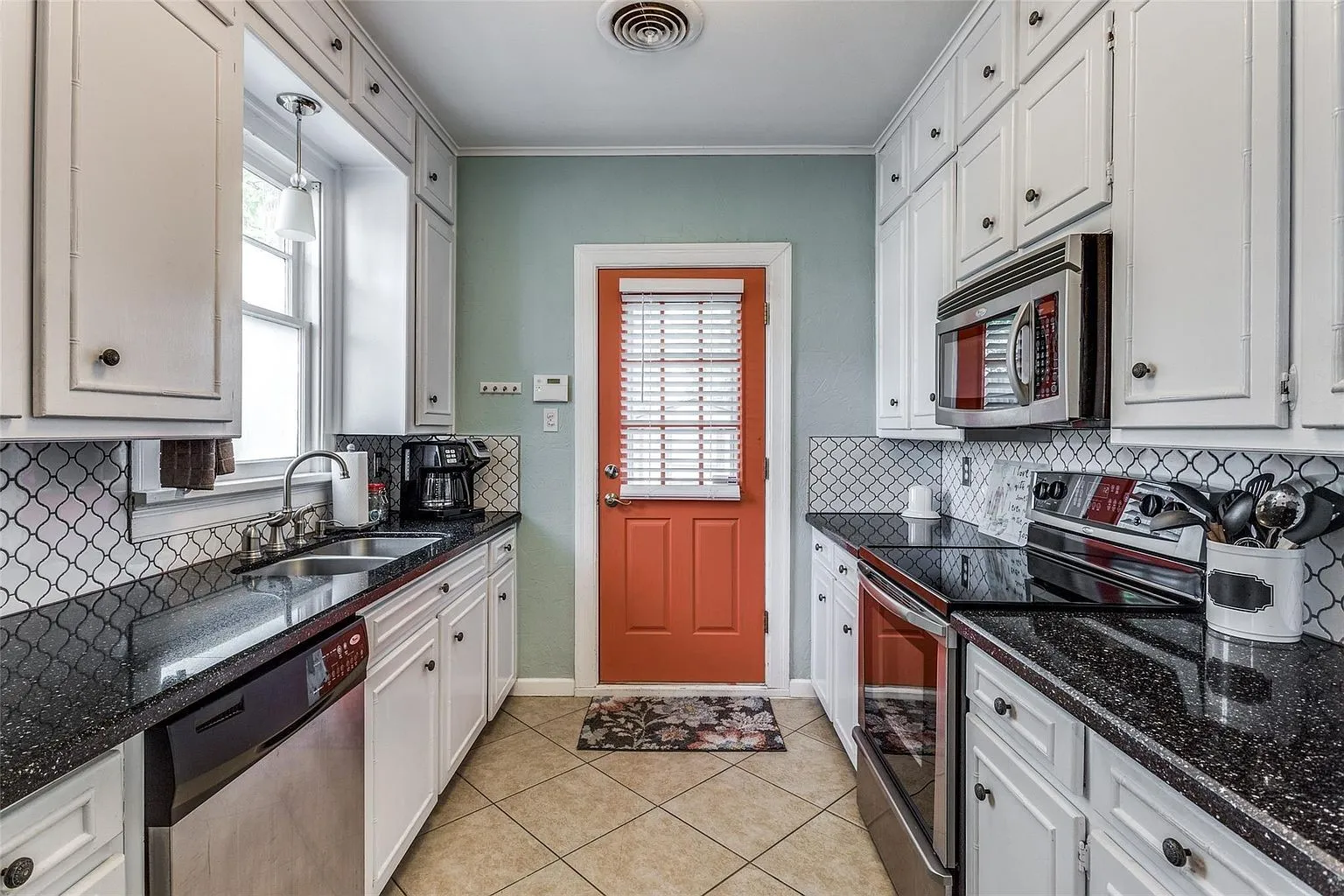Single Family Residence For Sale in Tarrant County , 3211 Cockrell Avenue, Fort Worth, Texas 76109, 2 Bedroom, 2 Bathroom, Garage spaces, 1,441 Sqft, built in 1930, mls#21389866, Real Estate Agent in Fort Worth, Homes For Sale in Tarrant county, Homes For Sale in Fort Worth, Realtor in Fort Worth Texas, Real Estate Brokerage Independent Realty Texas, Luminita Cordes Realtor