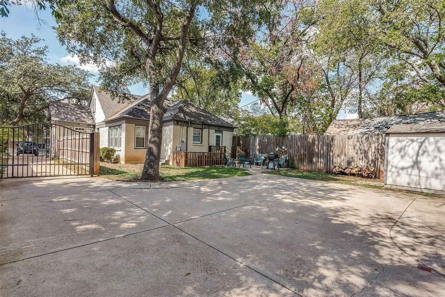 Single Family Residence For Sale in Tarrant County , 3211 Cockrell Avenue, Fort Worth, Texas 76109, 2 Bedroom, 2 Bathroom, Garage spaces, 1,441 Sqft, built in 1930, mls#21389866, Real Estate Agent in Fort Worth, Homes For Sale in Tarrant county, Homes For Sale in Fort Worth, Realtor in Fort Worth Texas, Real Estate Brokerage Independent Realty Texas, Luminita Cordes Realtor