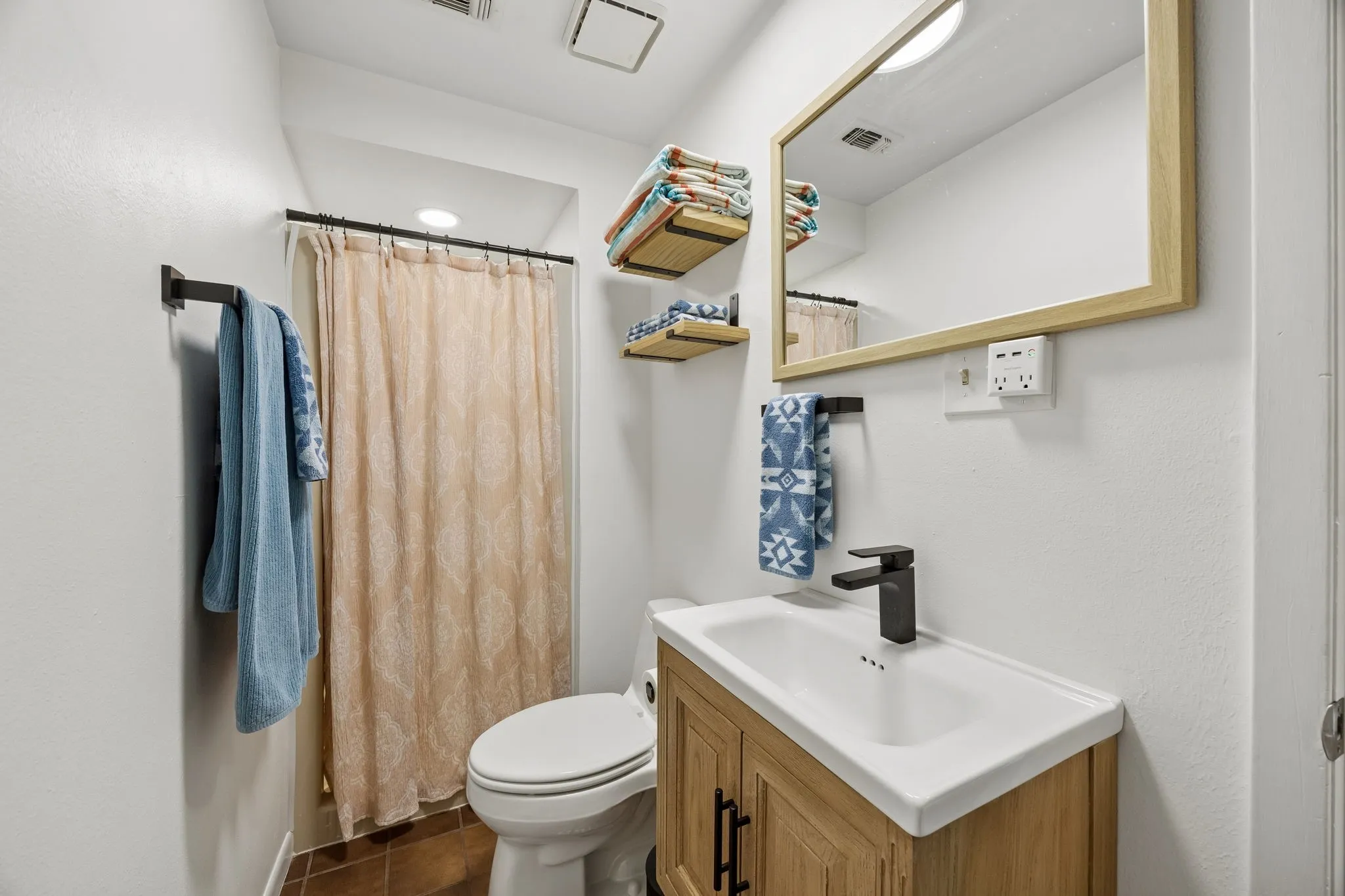 Single Family Residence For Sale in Dallas County , 1209 Spruce Drive, Richardson, Texas 75080, 3 Bedroom, 3 Bathroom, 2 Garage spaces, 1,801 Sqft, built in 1959, mls#21386008, Real Estate Agent in Richardson, Homes For Sale in Dallas county, Homes For Sale in Richardson, Realtor in Richardson Texas, Real Estate Brokerage Independent Realty Texas, Luminita Cordes Realtor