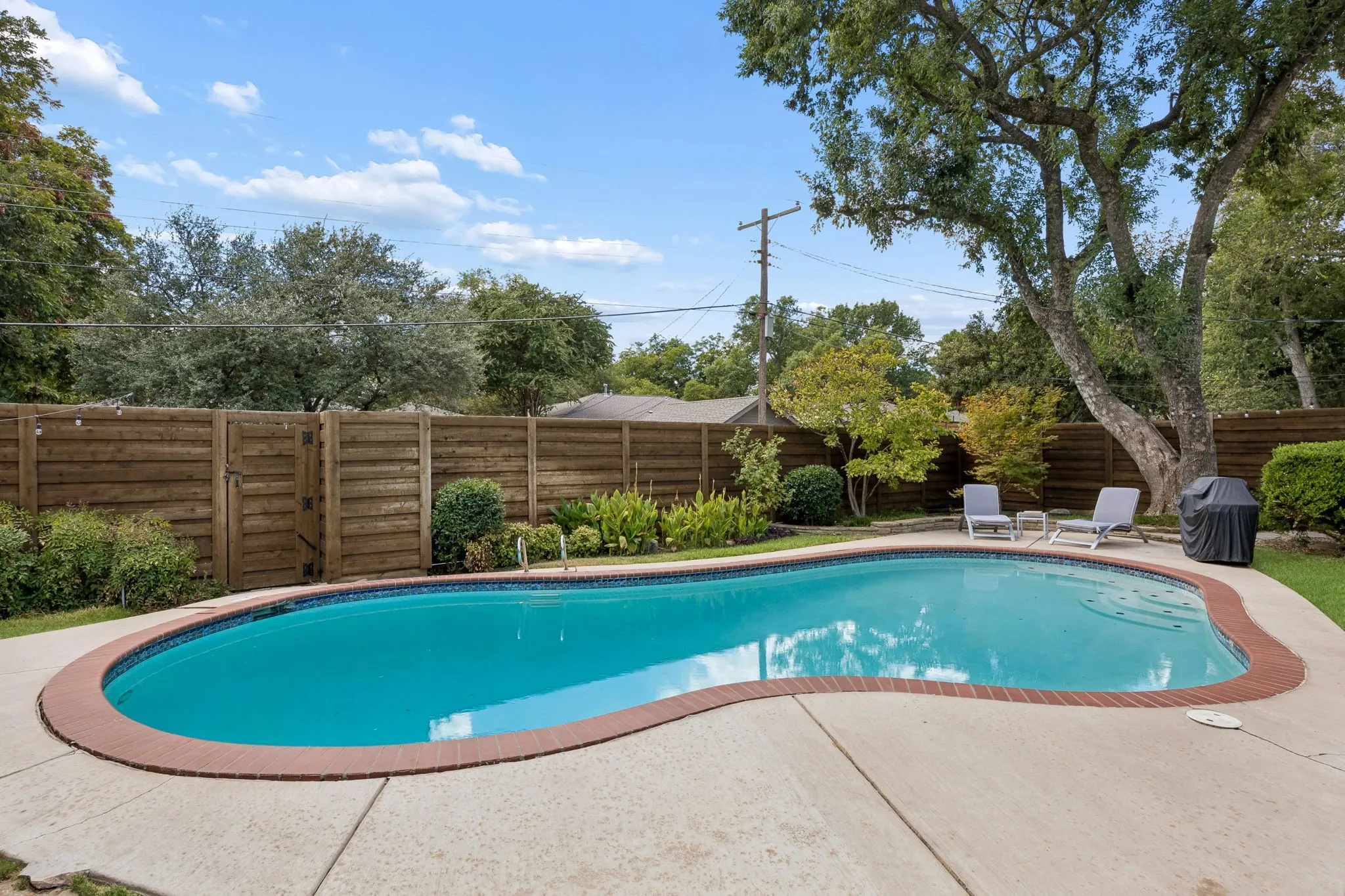 Single Family Residence For Sale in Dallas County , 1209 Spruce Drive, Richardson, Texas 75080, 3 Bedroom, 3 Bathroom, 2 Garage spaces, 1,801 Sqft, built in 1959, mls#21386008, Real Estate Agent in Richardson, Homes For Sale in Dallas county, Homes For Sale in Richardson, Realtor in Richardson Texas, Real Estate Brokerage Independent Realty Texas, Luminita Cordes Realtor