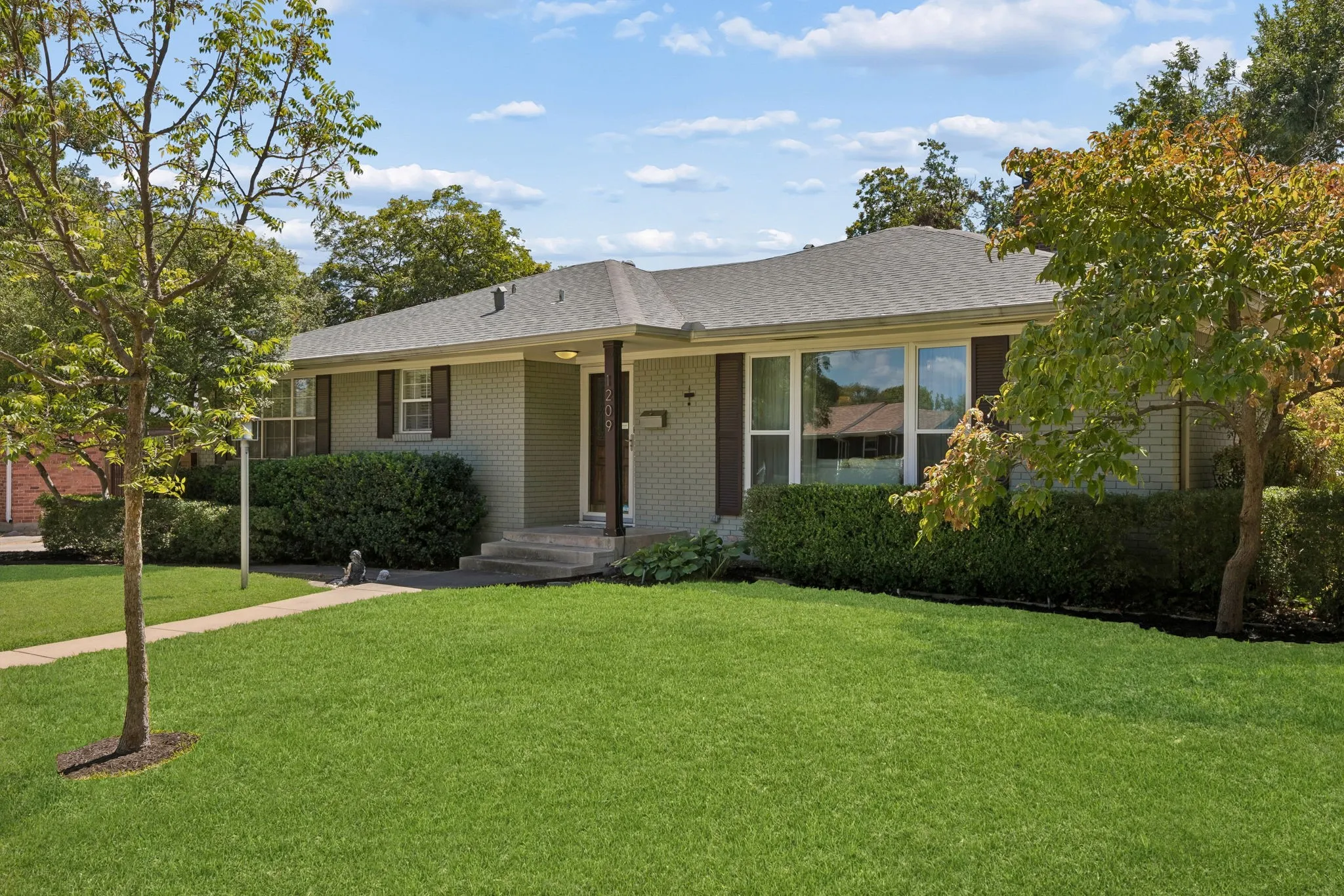 Single Family Residence For Sale in Dallas County , 1209 Spruce Drive, Richardson, Texas 75080, 3 Bedroom, 3 Bathroom, 2 Garage spaces, 1,801 Sqft, built in 1959, mls#21386008, Real Estate Agent in Richardson, Homes For Sale in Dallas county, Homes For Sale in Richardson, Realtor in Richardson Texas, Real Estate Brokerage Independent Realty Texas, Luminita Cordes Realtor