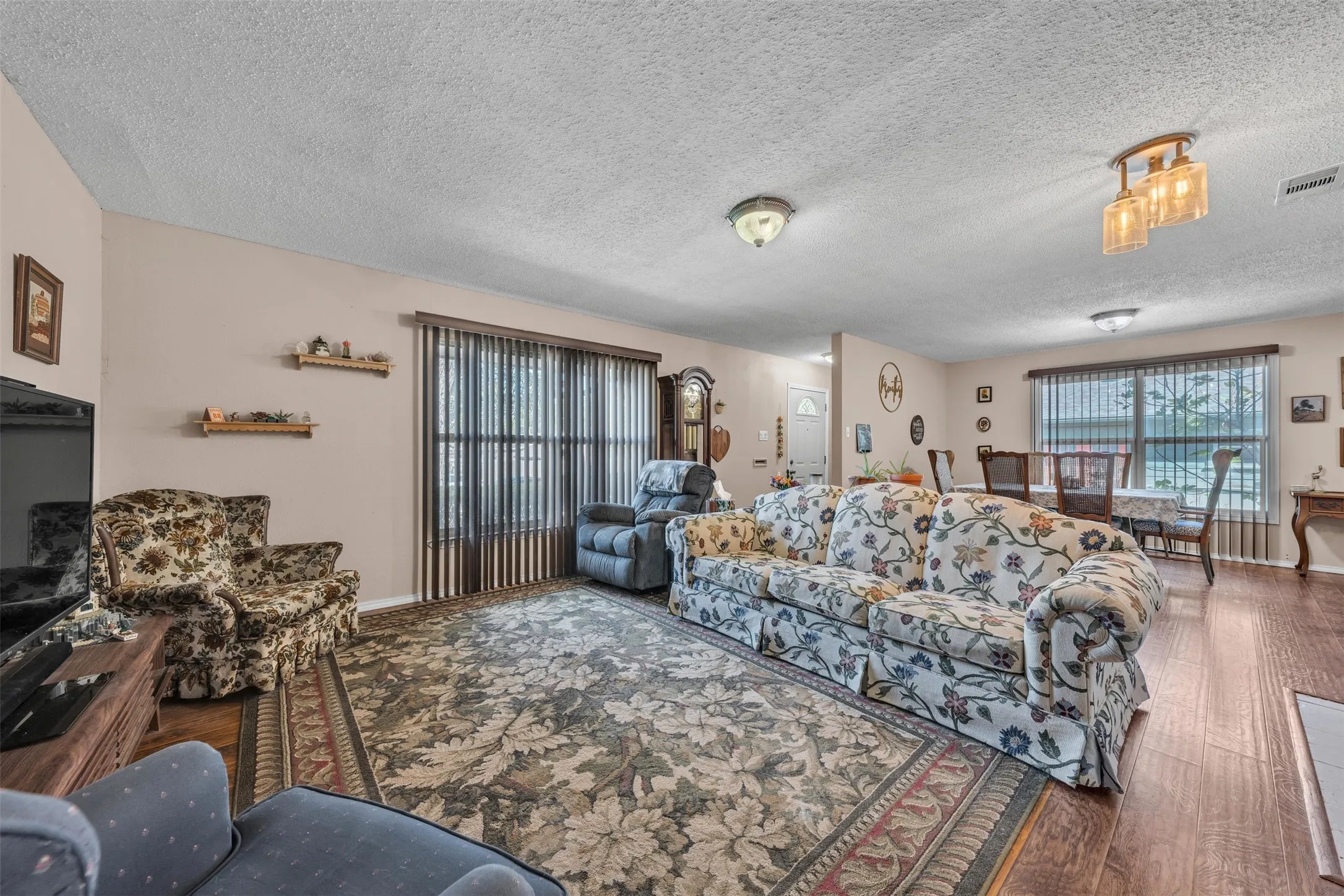 Single Family Residence For Sale in Tarrant County , 2309 Maryel Drive, Fort Worth, Texas 76112, 3 Bedroom, 2 Bathroom, 2 Garage spaces, 1,688 Sqft, built in 1951, mls#21386936, Real Estate Agent in Fort Worth, Homes For Sale in Tarrant county, Homes For Sale in Fort Worth, Realtor in Fort Worth Texas, Real Estate Brokerage Independent Realty Texas, Luminita Cordes Realtor