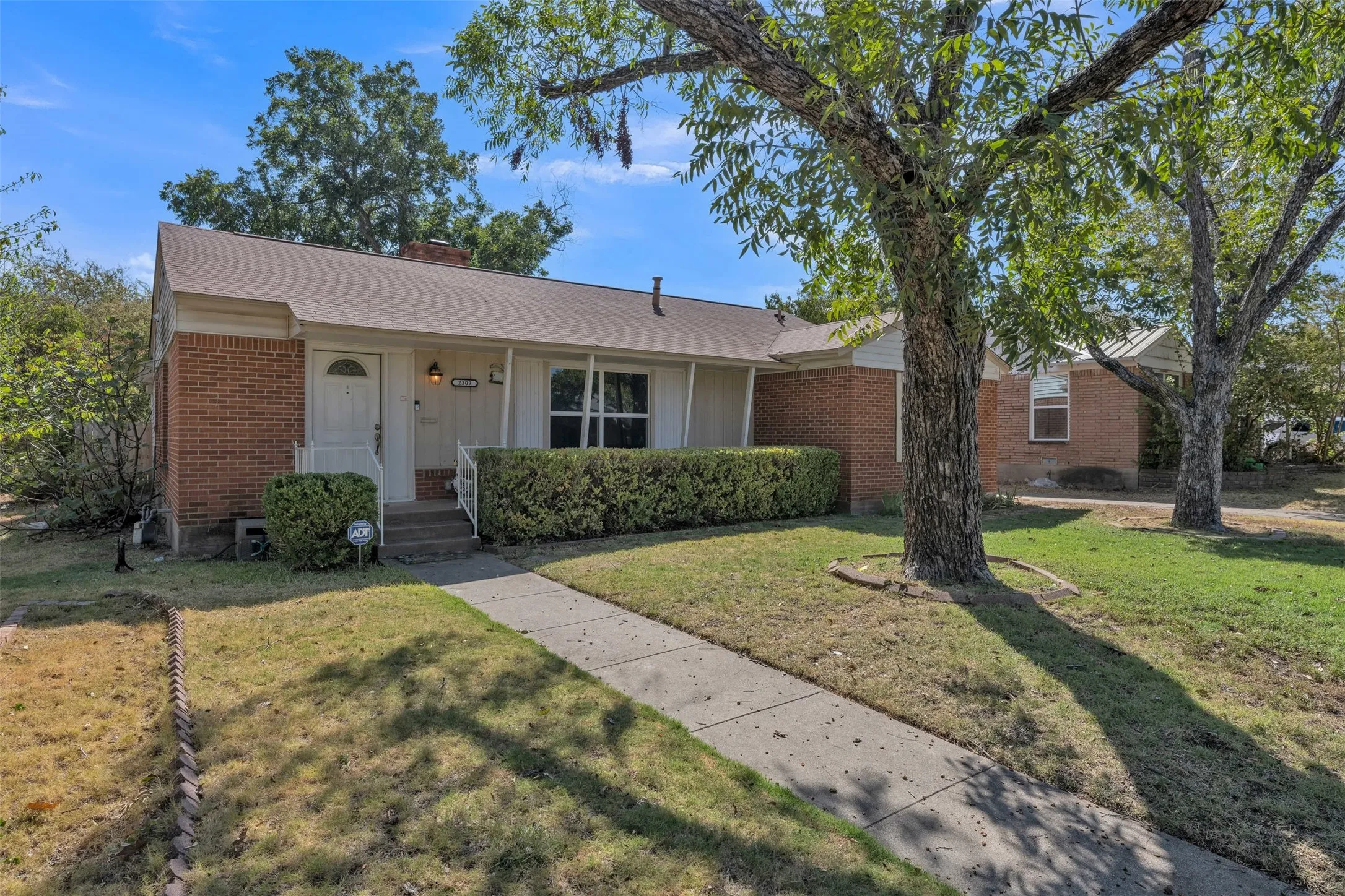 Single Family Residence For Sale in Tarrant County , 2309 Maryel Drive, Fort Worth, Texas 76112, 3 Bedroom, 2 Bathroom, 2 Garage spaces, 1,688 Sqft, built in 1951, mls#21386936, Real Estate Agent in Fort Worth, Homes For Sale in Tarrant county, Homes For Sale in Fort Worth, Realtor in Fort Worth Texas, Real Estate Brokerage Independent Realty Texas, Luminita Cordes Realtor