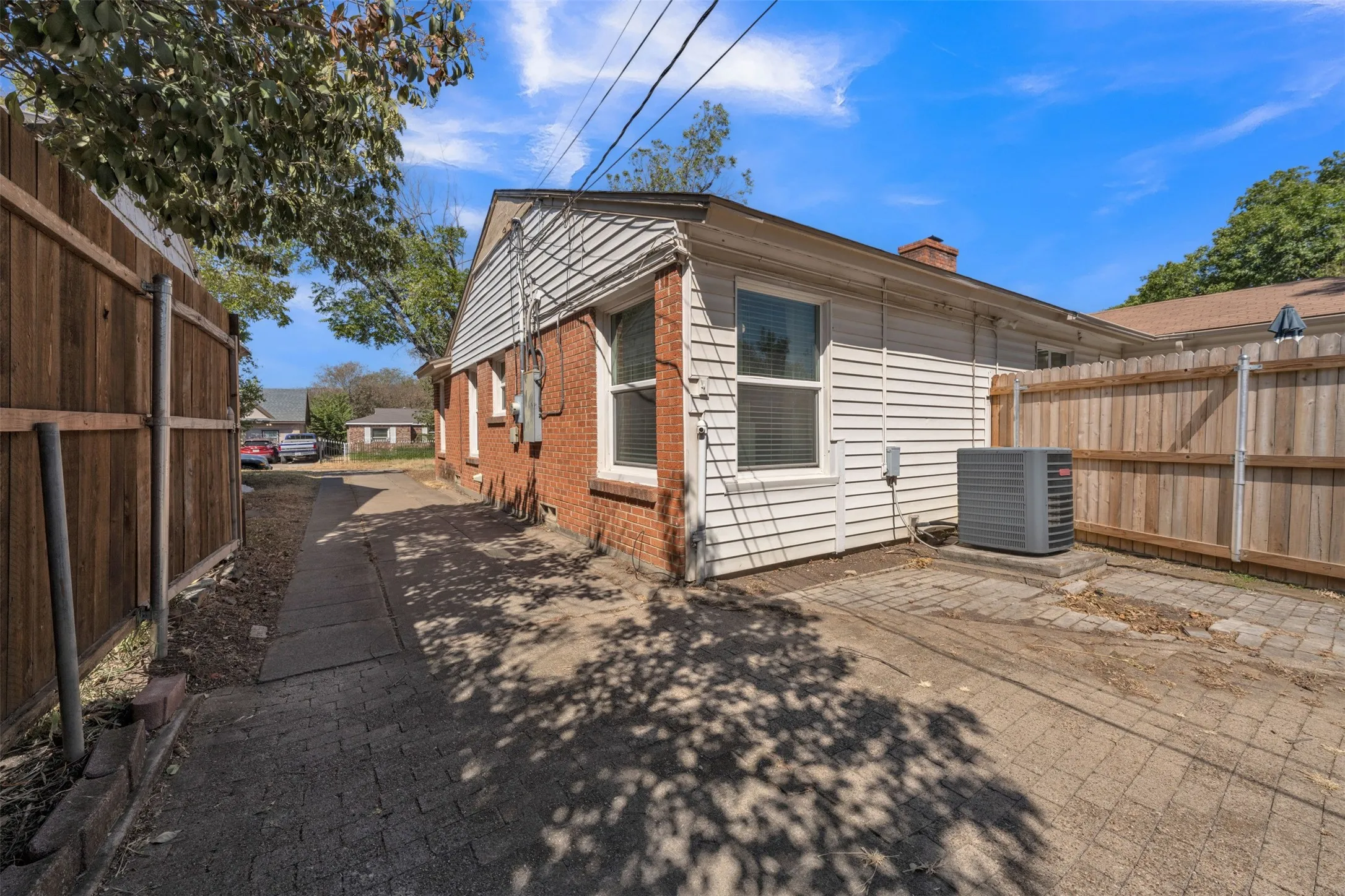 Single Family Residence For Sale in Tarrant County , 2309 Maryel Drive, Fort Worth, Texas 76112, 3 Bedroom, 2 Bathroom, 2 Garage spaces, 1,688 Sqft, built in 1951, mls#21386936, Real Estate Agent in Fort Worth, Homes For Sale in Tarrant county, Homes For Sale in Fort Worth, Realtor in Fort Worth Texas, Real Estate Brokerage Independent Realty Texas, Luminita Cordes Realtor