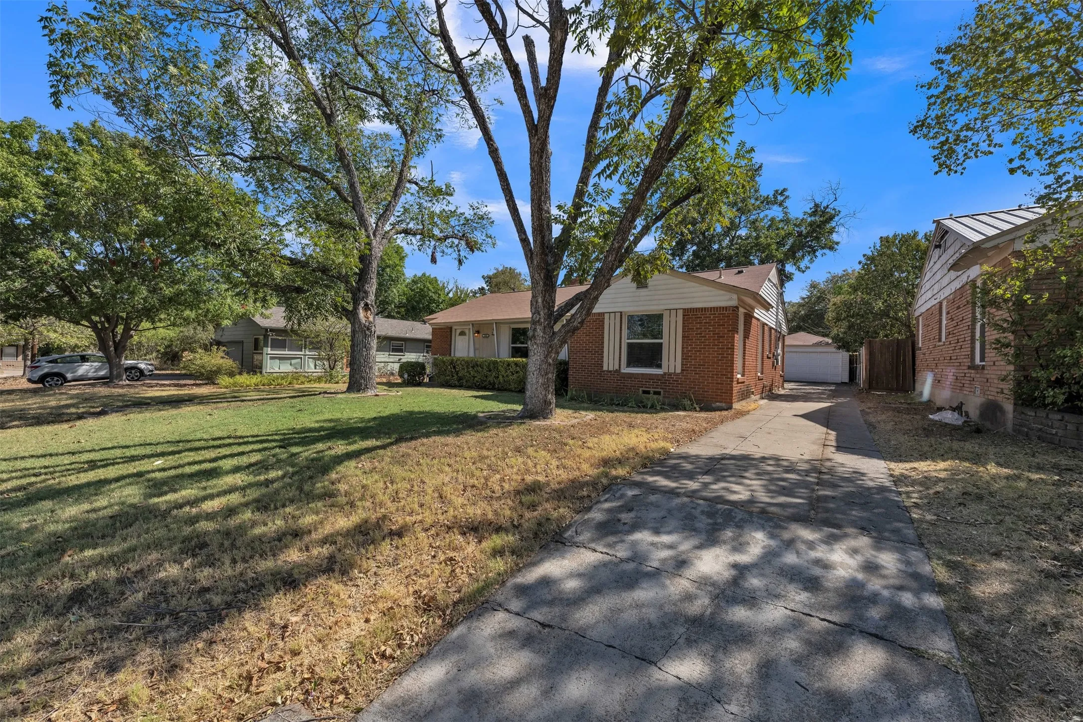 Single Family Residence For Sale in Tarrant County , 2309 Maryel Drive, Fort Worth, Texas 76112, 3 Bedroom, 2 Bathroom, 2 Garage spaces, 1,688 Sqft, built in 1951, mls#21386936, Real Estate Agent in Fort Worth, Homes For Sale in Tarrant county, Homes For Sale in Fort Worth, Realtor in Fort Worth Texas, Real Estate Brokerage Independent Realty Texas, Luminita Cordes Realtor