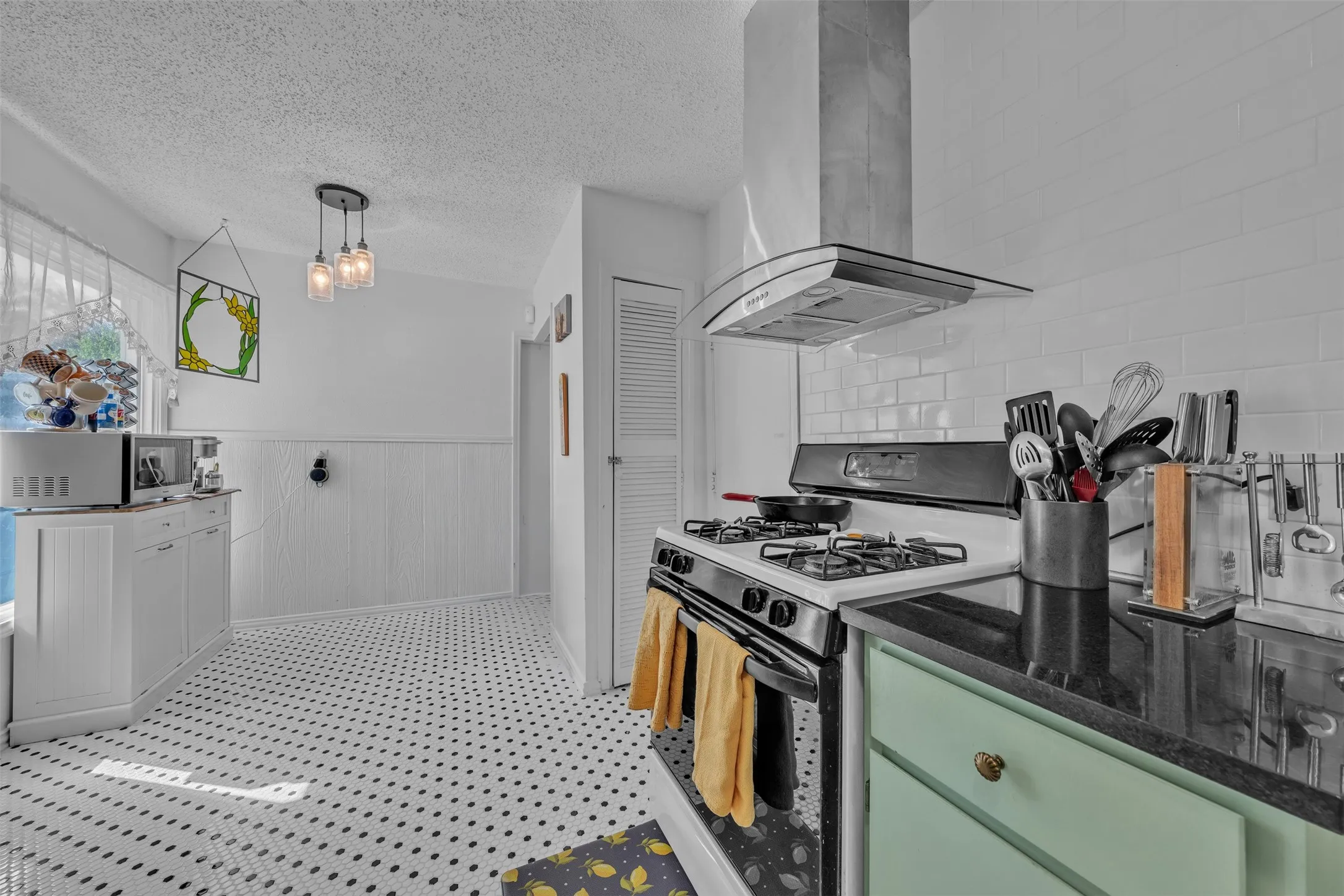 Single Family Residence For Sale in Tarrant County , 2309 Maryel Drive, Fort Worth, Texas 76112, 3 Bedroom, 2 Bathroom, 2 Garage spaces, 1,688 Sqft, built in 1951, mls#21386936, Real Estate Agent in Fort Worth, Homes For Sale in Tarrant county, Homes For Sale in Fort Worth, Realtor in Fort Worth Texas, Real Estate Brokerage Independent Realty Texas, Luminita Cordes Realtor
