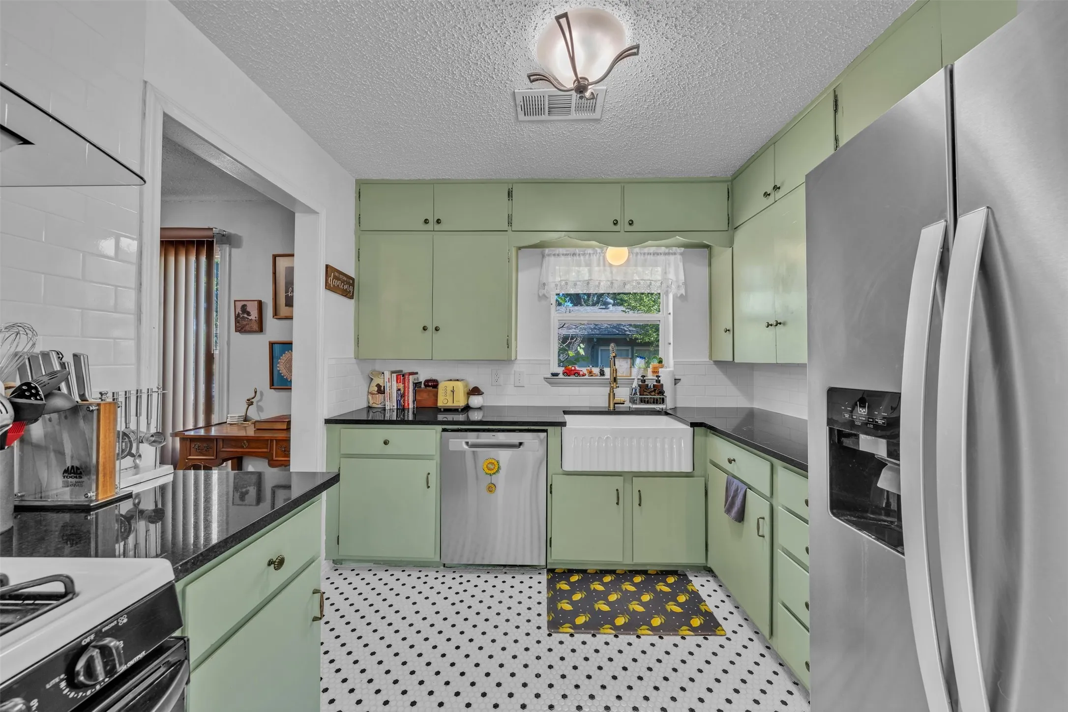 Single Family Residence For Sale in Tarrant County , 2309 Maryel Drive, Fort Worth, Texas 76112, 3 Bedroom, 2 Bathroom, 2 Garage spaces, 1,688 Sqft, built in 1951, mls#21386936, Real Estate Agent in Fort Worth, Homes For Sale in Tarrant county, Homes For Sale in Fort Worth, Realtor in Fort Worth Texas, Real Estate Brokerage Independent Realty Texas, Luminita Cordes Realtor