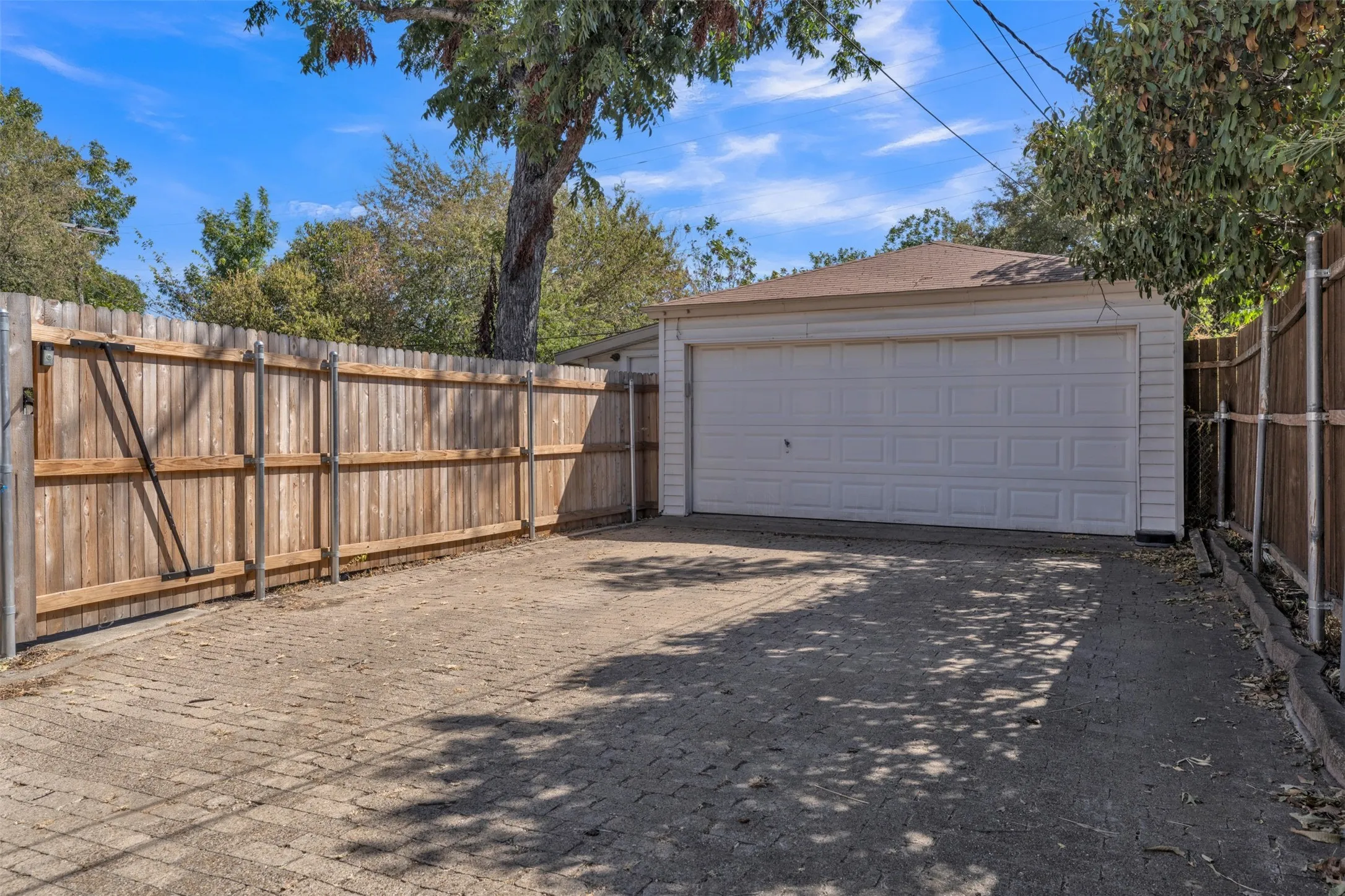 Single Family Residence For Sale in Tarrant County , 2309 Maryel Drive, Fort Worth, Texas 76112, 3 Bedroom, 2 Bathroom, 2 Garage spaces, 1,688 Sqft, built in 1951, mls#21386936, Real Estate Agent in Fort Worth, Homes For Sale in Tarrant county, Homes For Sale in Fort Worth, Realtor in Fort Worth Texas, Real Estate Brokerage Independent Realty Texas, Luminita Cordes Realtor