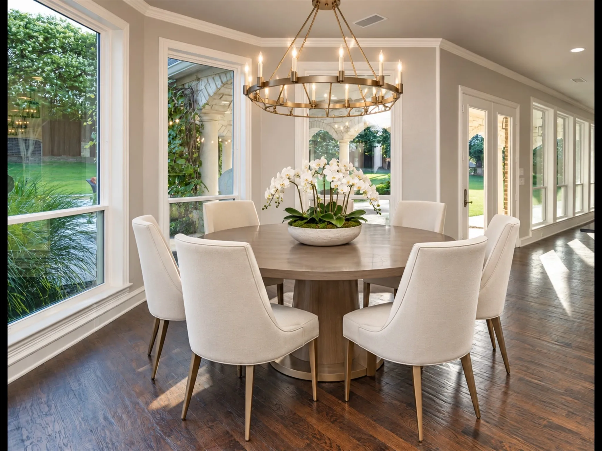 Large breakfast room viewing pool  Ai furnished