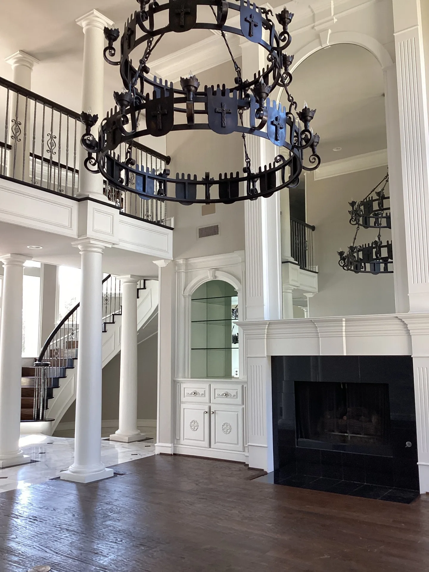 Fireplace Hardwood floors, towering ceilings