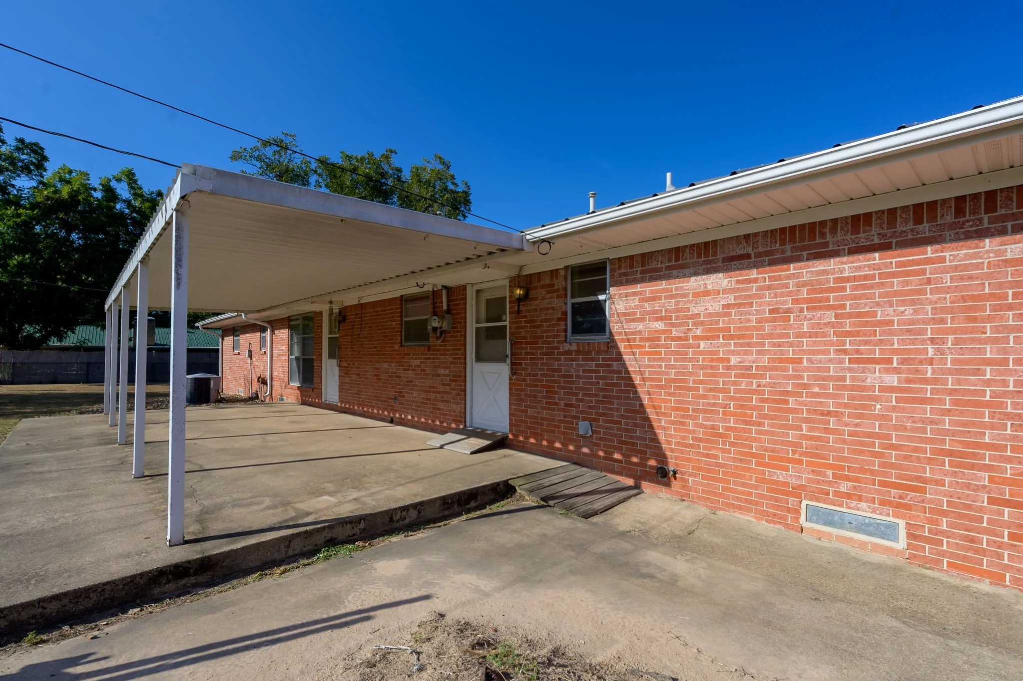 Single Family Residence For Sale in Wood County , 603 Richard Street, Quitman, Texas 75783, 3 Bedroom, 2 Bathroom, 2 Garage spaces, 1,945 Sqft, built in 1972, mls#21389885, Real Estate Agent in Quitman, Homes For Sale in Wood county, Homes For Sale in Quitman, Realtor in Quitman Texas, Real Estate Brokerage Independent Realty Texas, Luminita Cordes Realtor